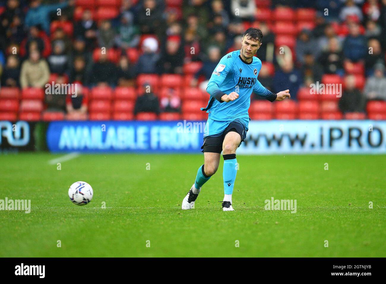 Oakwell, Barnsley, Inghilterra - 2 Ottobre 2021 Jake Cooper (5) di Millwall durante la partita Barnsley contro Millwall, Sky Bet EFL Championship 2021/22, a Oakwell, Barnsley, Inghilterra - 2 Ottobre 2021 Credit: Arthur Haigh/WhiteRosePhotos/Alamy Live News - durante il gioco Barnsley contro Millwall, Sky Bet EFL Championship 2021/22, a Oakwell, Barnsley, Inghilterra - 2 ottobre 2021 (Foto di Arthur Haigh/WhiteRosePhotos) Foto Stock