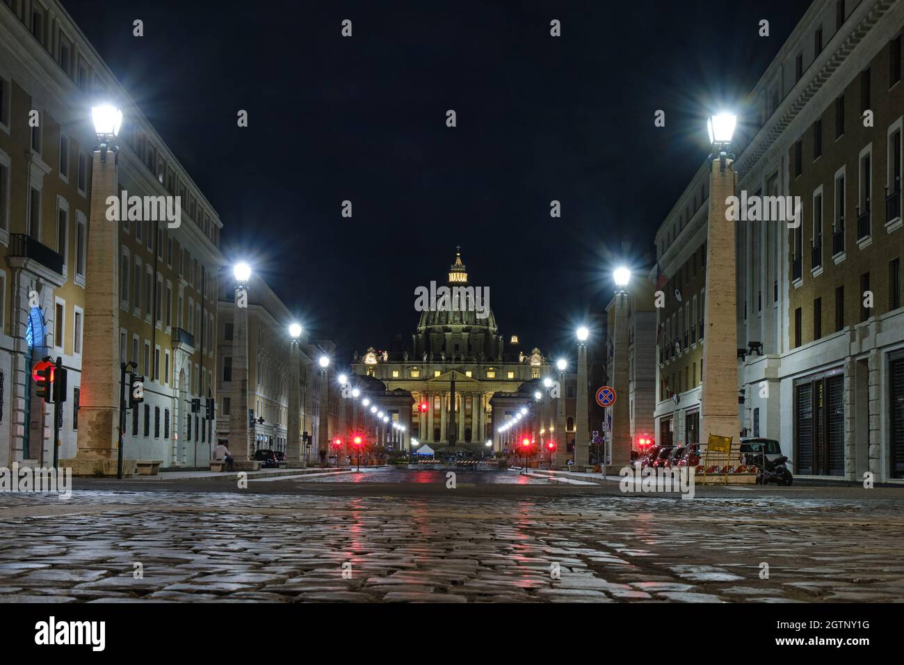 Via della conciliazione Città del Vaticano di notte, Roma, Italia Foto Stock