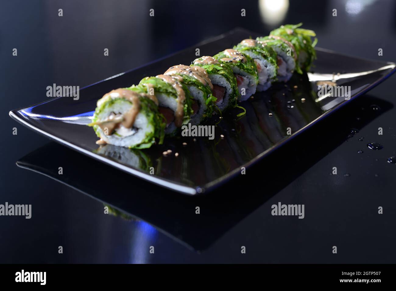 Panini di sushi su piatto nero. Cibo giapponese. Foto Stock