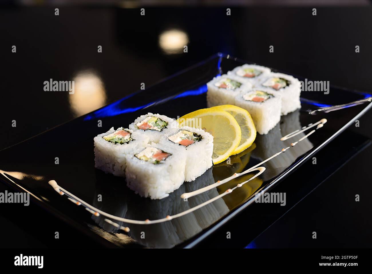Panini di sushi su piatto nero. Cibo giapponese. Foto Stock