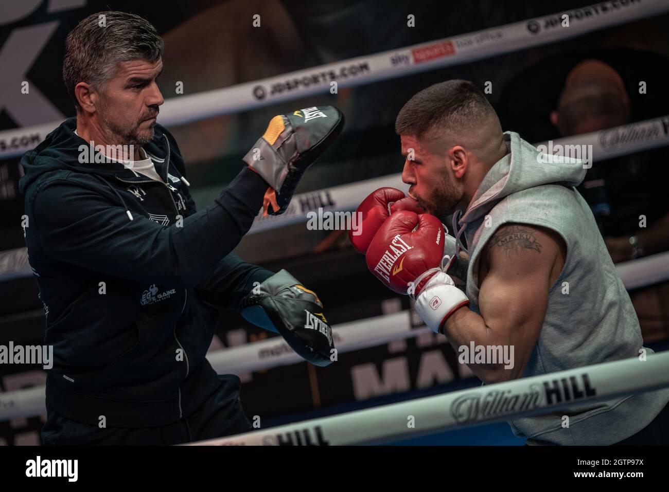 Boxer Florian Marku con l'allenatore George Armagos allenati per la stampa al 02 in vista della battaglia di sabato che si terrà al Tottenham Hotspur Stadium. Londra, Regno Unito. Foto Stock