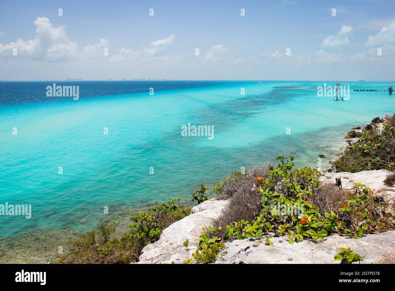 Magnifiche vedute del Mar dei Caraibi di acque turchesi e blu dall'isola di Isla Mujeres, Messico. Paradiso esotico, concetto di destinazione di viaggio vacanza Foto Stock