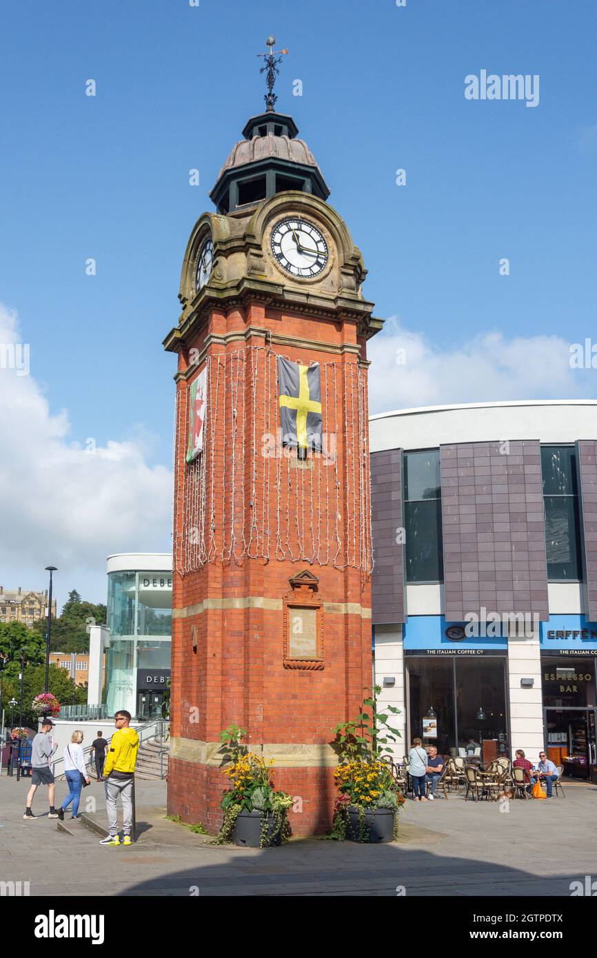 La torre dell'orologio del 19 ° secolo, High Street, Bangor, Gwynedd, Galles, Regno Unito Foto Stock