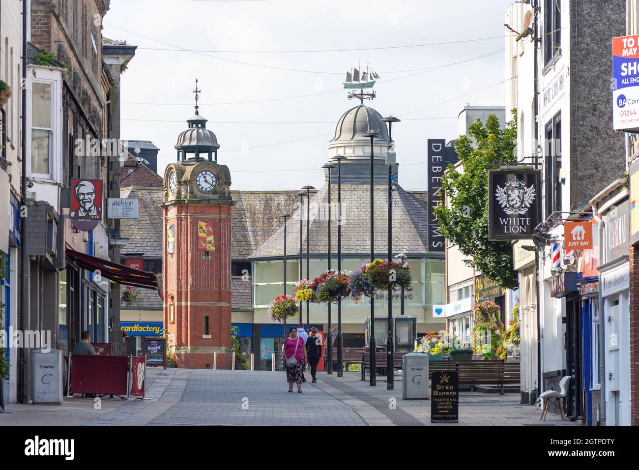 La torre dell'orologio del 19 ° secolo, High Street, Bangor, Gwynedd, Galles, Regno Unito Foto Stock