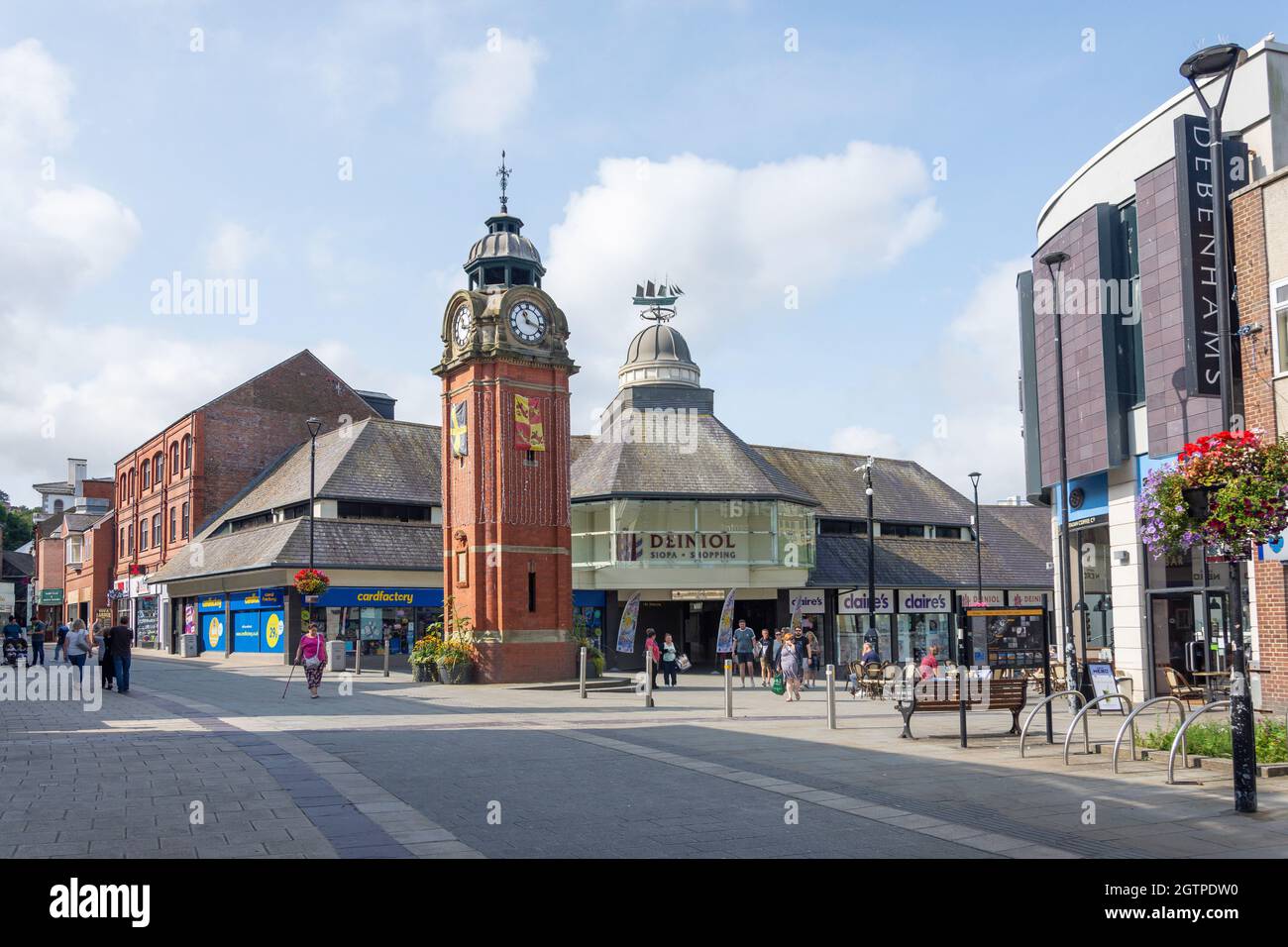 La torre dell'orologio del 19 ° secolo, High Street, Bangor, Gwynedd, Galles, Regno Unito Foto Stock