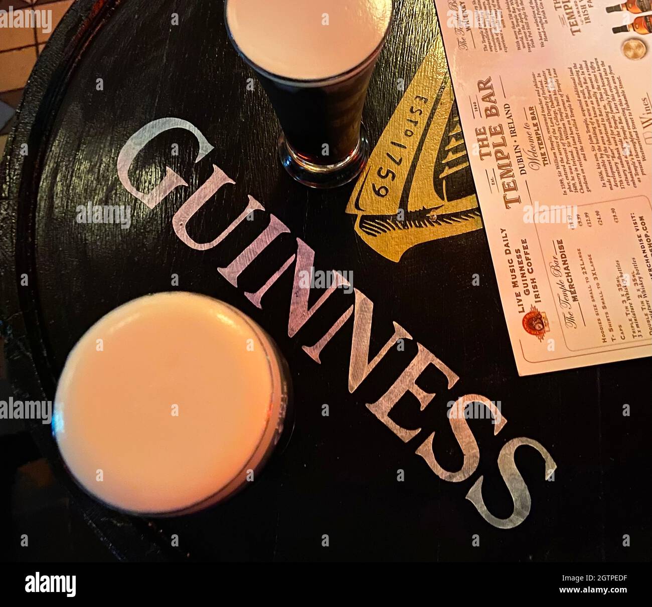 Bicchieri di birra Guinness al tavolo, Temple Bar, Temple Bar, Dublino, Repubblica d'Irlanda Foto Stock
