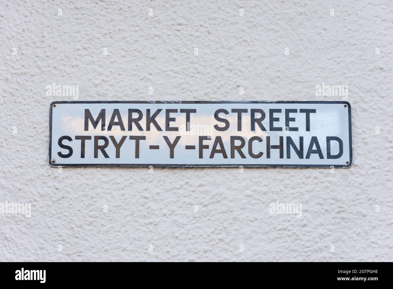 Segnaletica stradale in inglese e gallese, Market Street (Stryt-y-Farchnad), Ruthin (Rhuthun), Denbighshire (Sir Ddinbych), Galles, Regno Unito Foto Stock