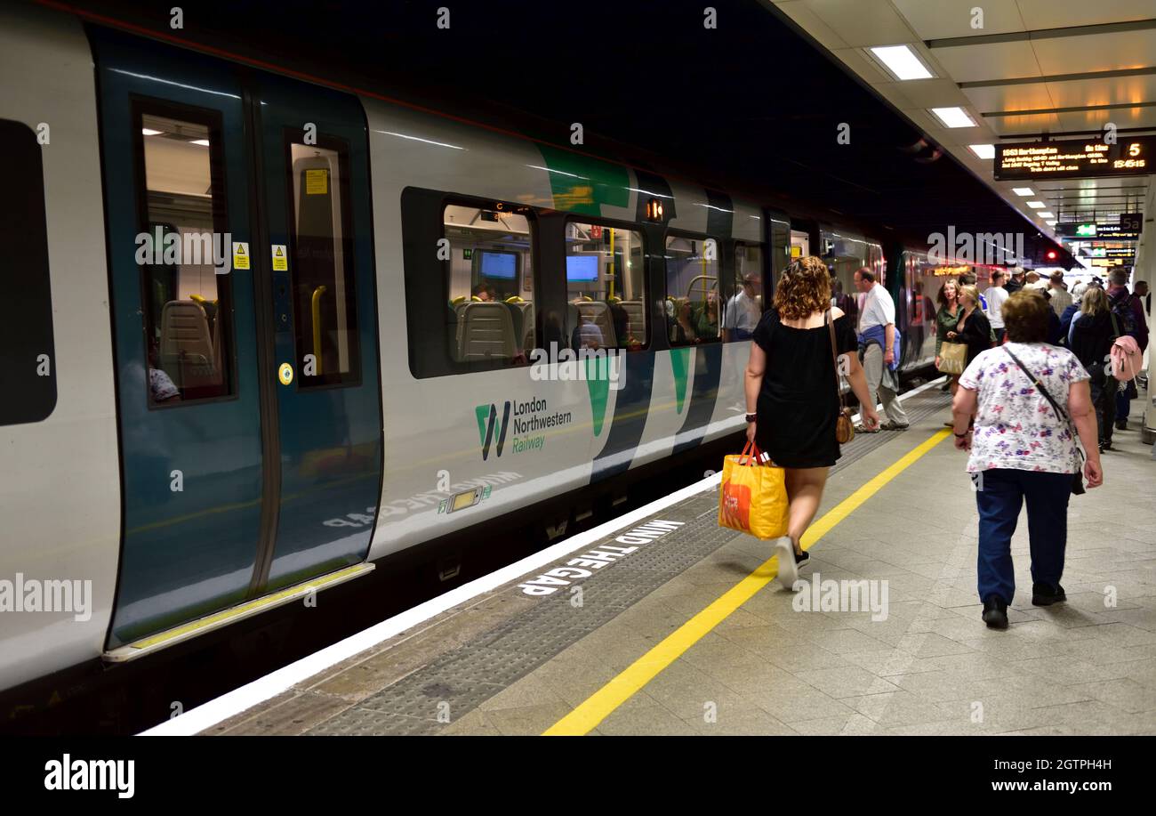 Treno piattaforma con persone che salire su una ferrovia a Londra Northwestern Birmingham New Street Station, Regno Unito Foto Stock