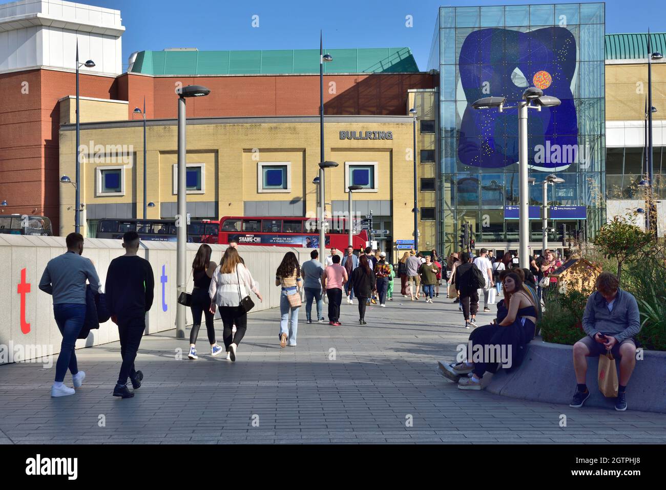 Persone che camminano verso l'area commerciale Bullring fuori dalla stazione ferroviaria di Birmingham New Street, Regno Unito Foto Stock