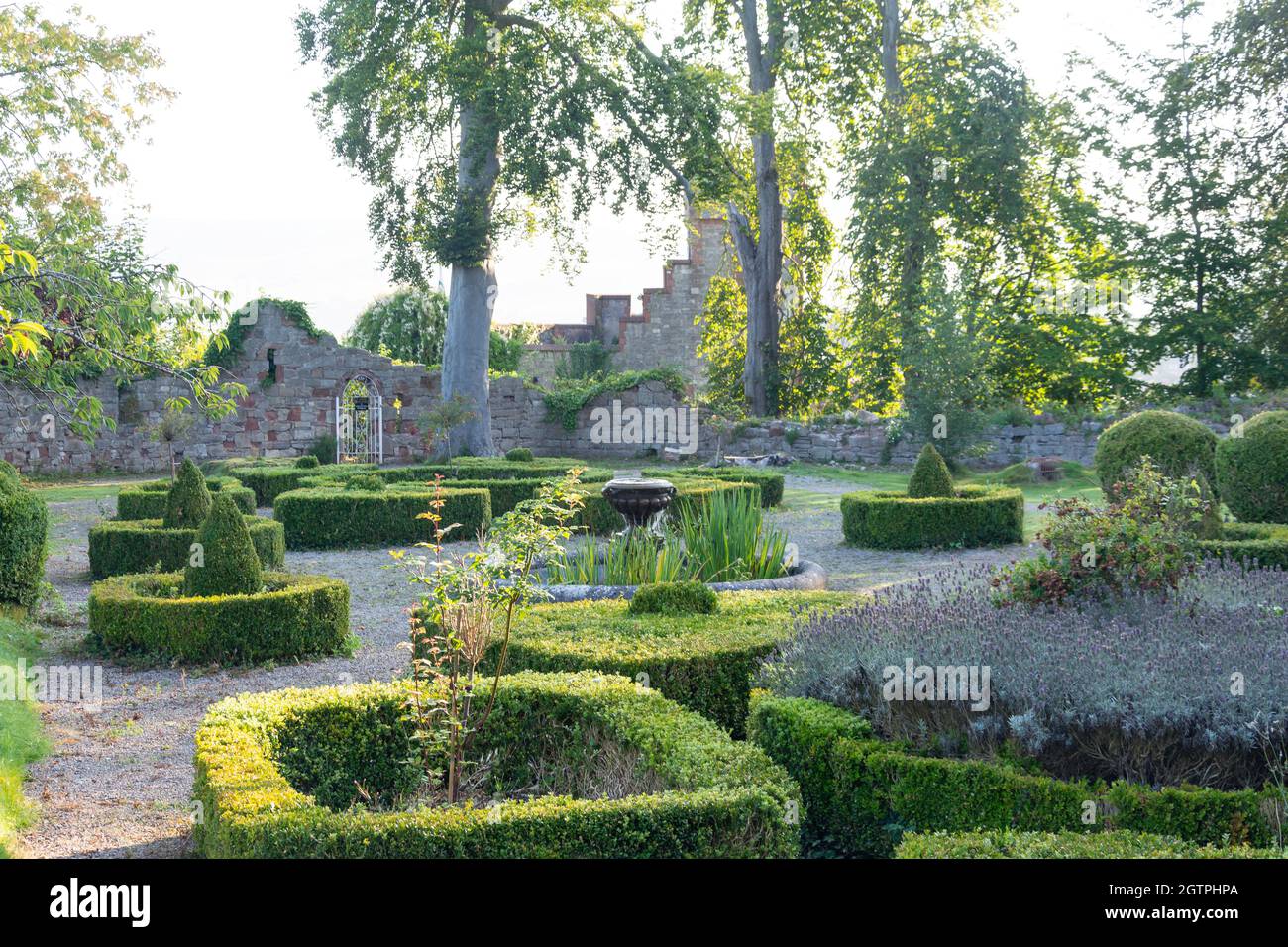 Italian Garden, Ruthin Castle (Castell Rhuthun) Hotel, Castle Street, Ruthin (Rhuthun), Denbighshire (Sir Ddinbych), Galles, Regno Unito Foto Stock