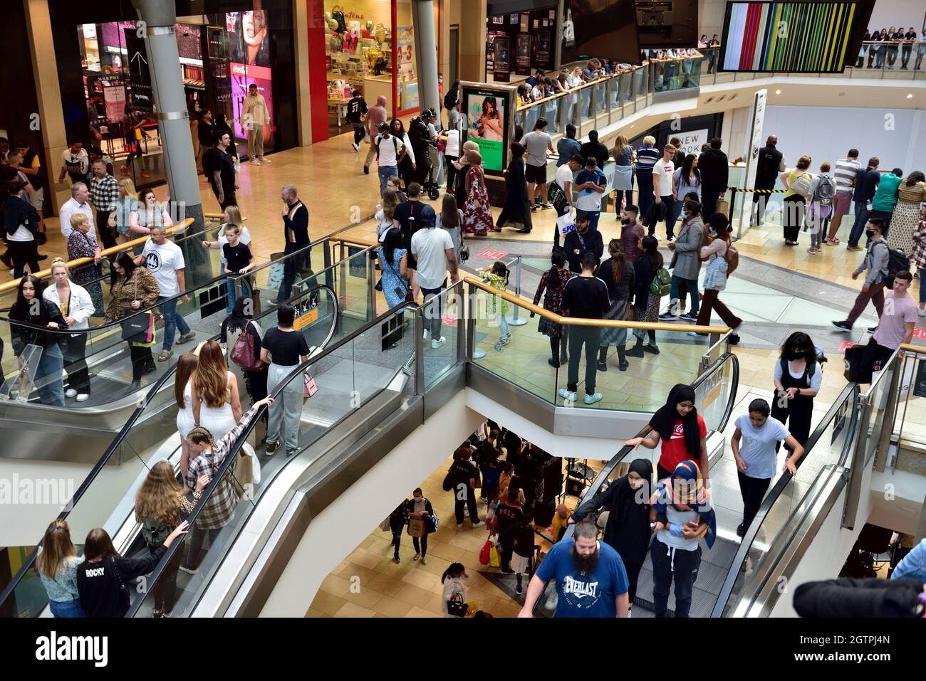 All'interno del centro commerciale Birmingham Bullring, con la folla di clienti su due piani, Regno Unito Foto Stock