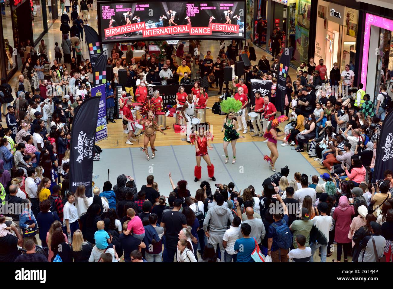 All'interno del centro commerciale Bullring con la folla che guarda i partecipanti al Birmingham International Dance Festival, Regno Unito Foto Stock