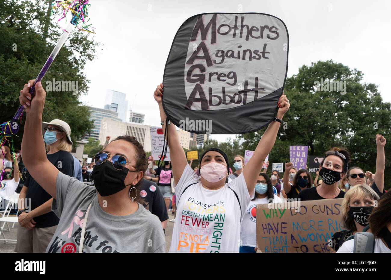 Austin, Texas USA, 2 ottobre 2021: Diverse migliaia di donne texane si radunano al Campidoglio sud Steps per protestare le recenti leggi del Texas passarono limitando il diritto delle donne all'aborto. Una legge restrittiva sull'aborto in Texas rende reato avere un aborto dopo sei settimane nella maggior parte dei casi. Credit: Bob Daemmrich/Alamy Live News Foto Stock