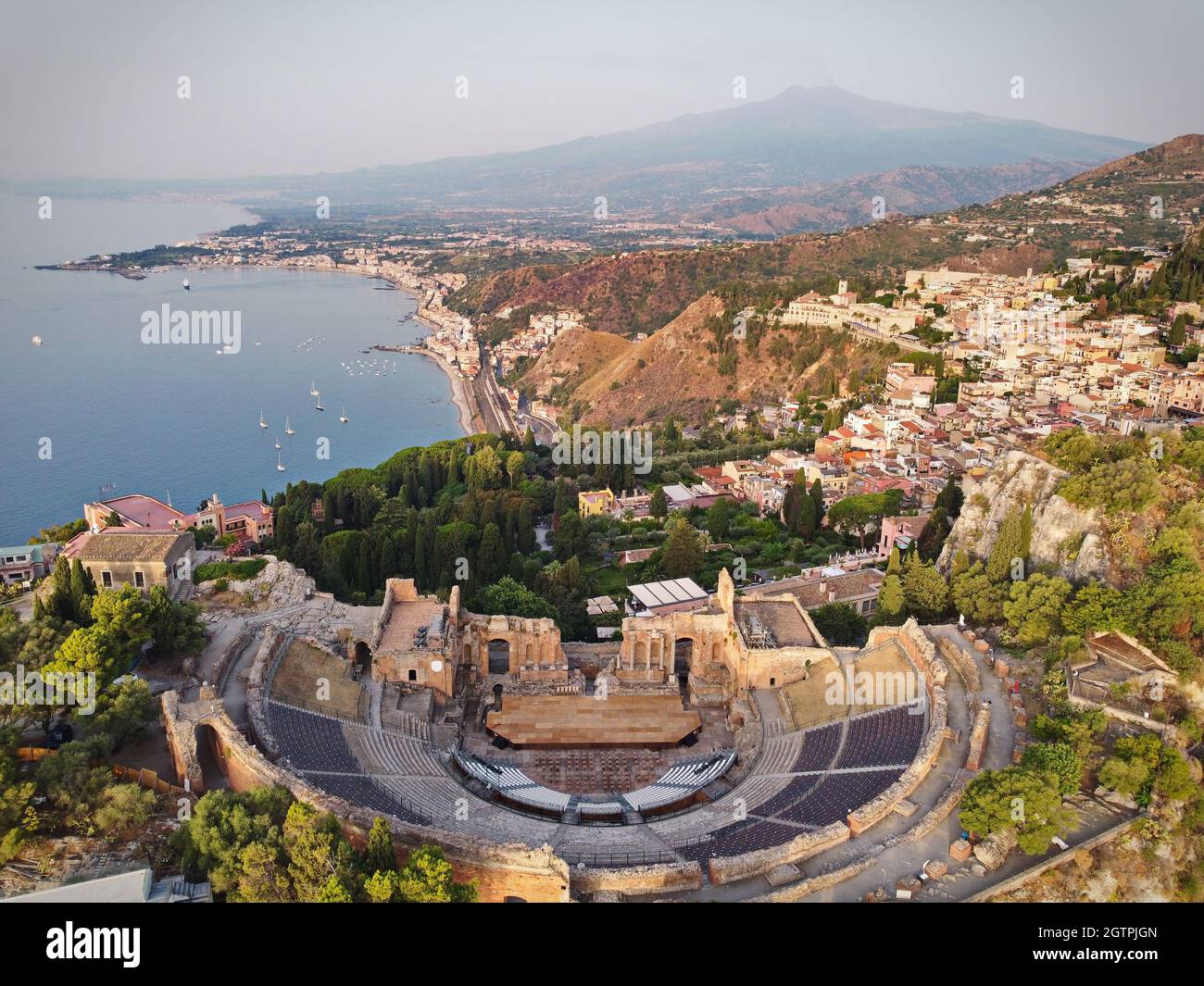 Veduta aerea dell'antico teatro greco di Taormina, Sicilia, Italia. Foto Stock