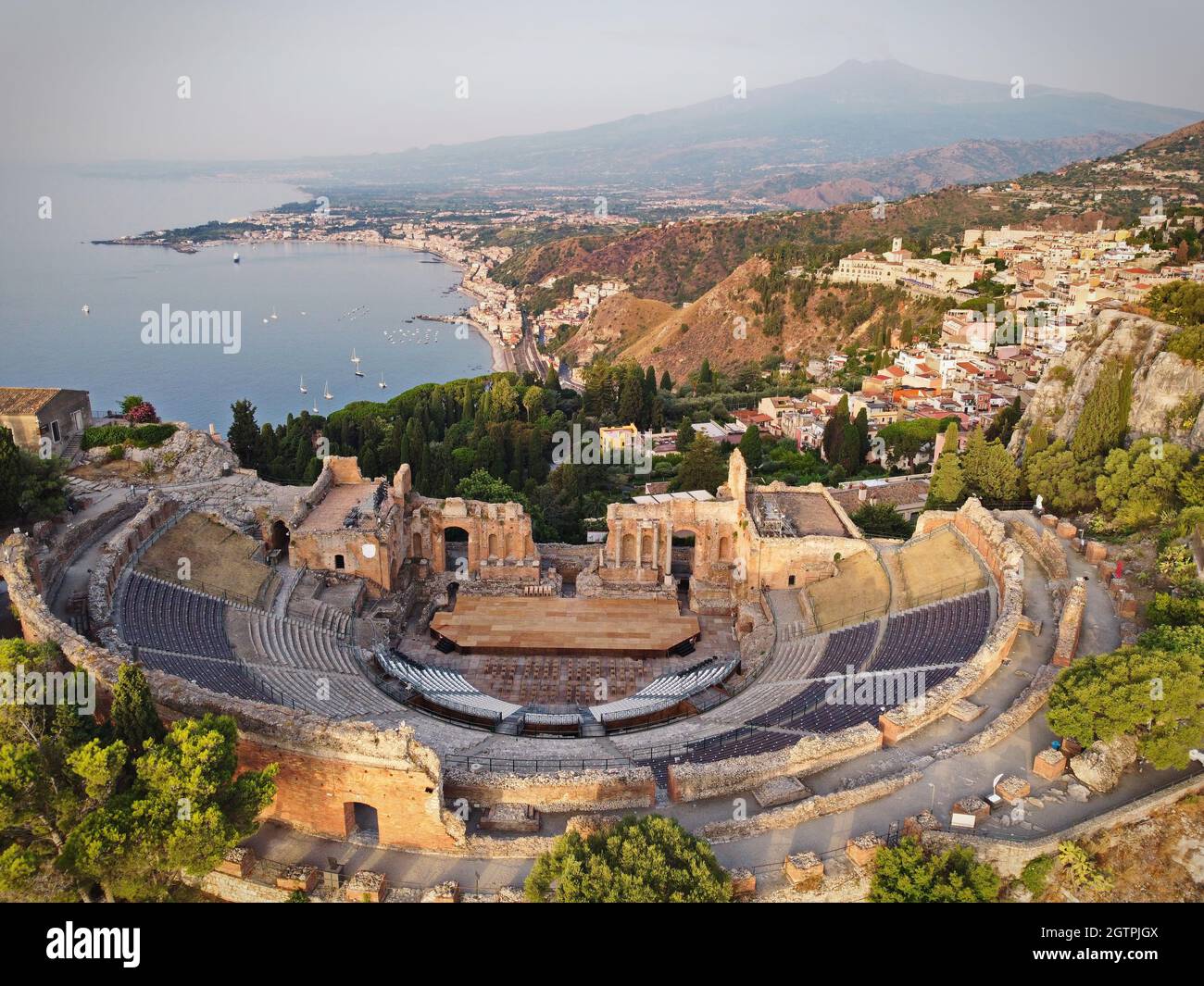 Veduta aerea dell'antico teatro greco di Taormina, Sicilia, Italia. Foto Stock