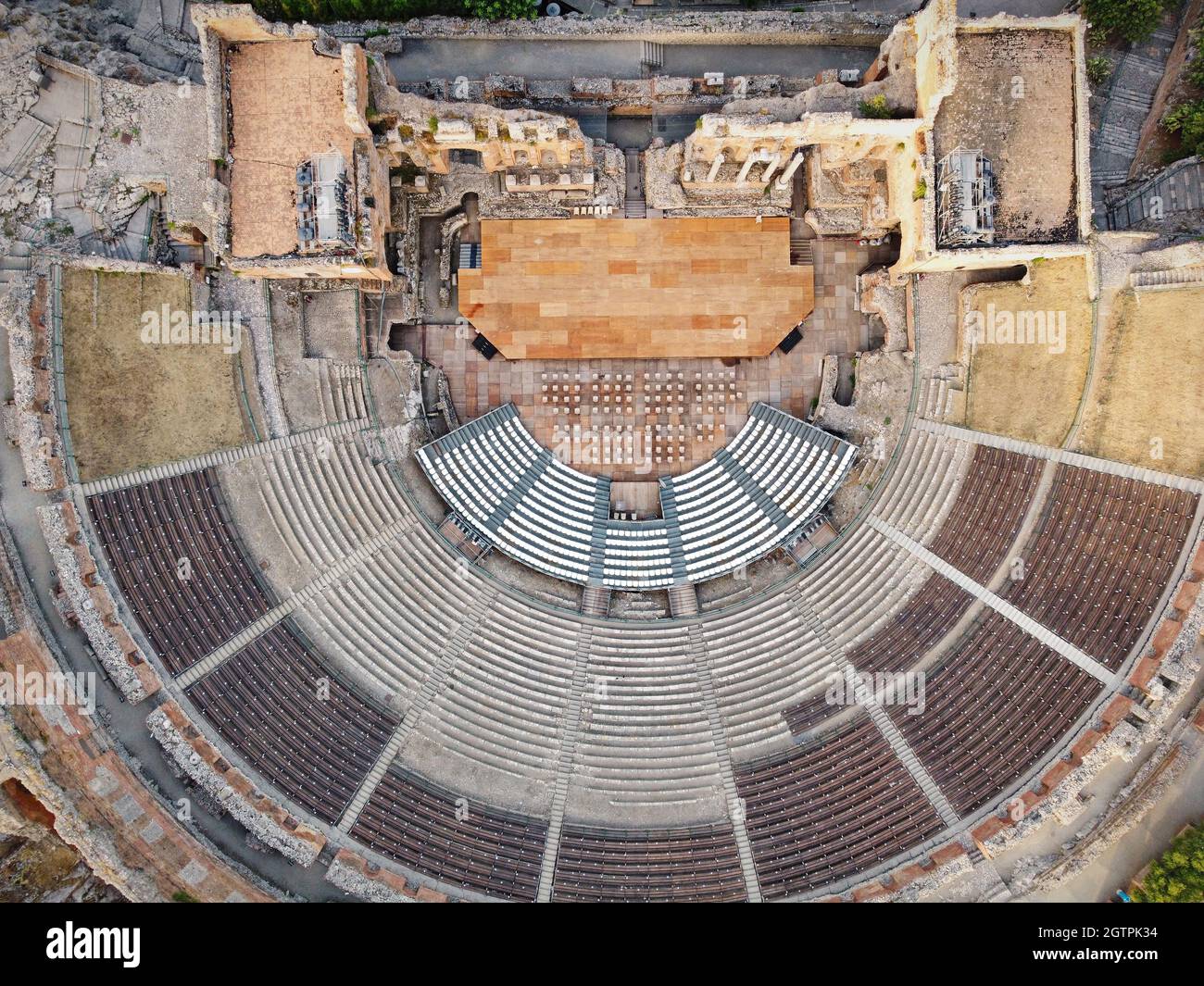 Veduta aerea dell'antico teatro greco di Taormina, Sicilia, Italia. Foto Stock