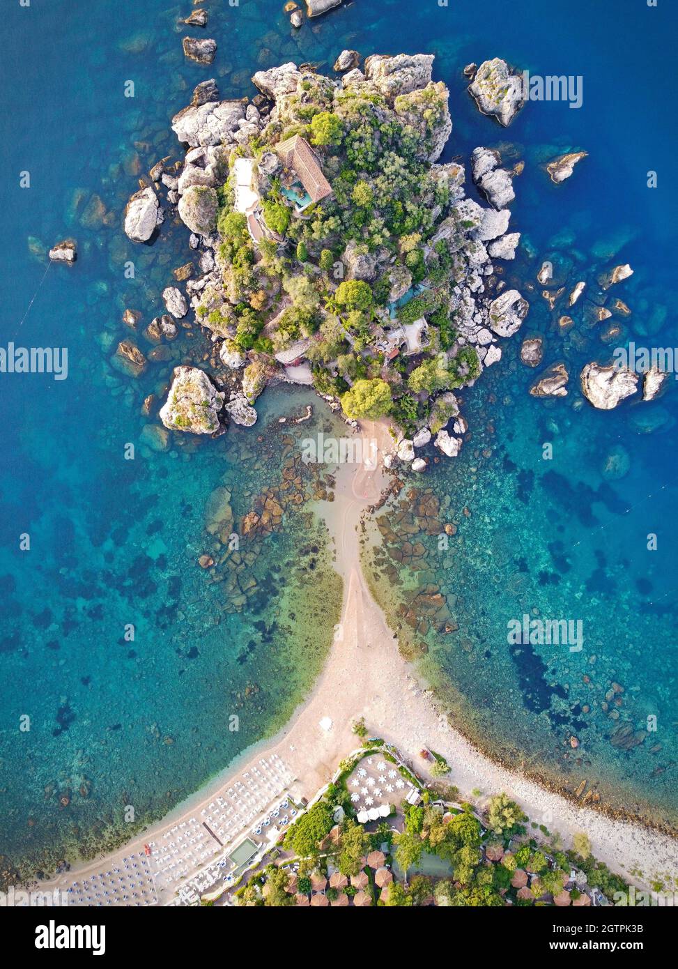 Isola Bella piccola isola vicino Taormina, Sicilia, Italia meridionale. Uno stretto sentiero collega l'isola Bella alla spiaggia continentale di Taormina circondata dall'azzurro Foto Stock