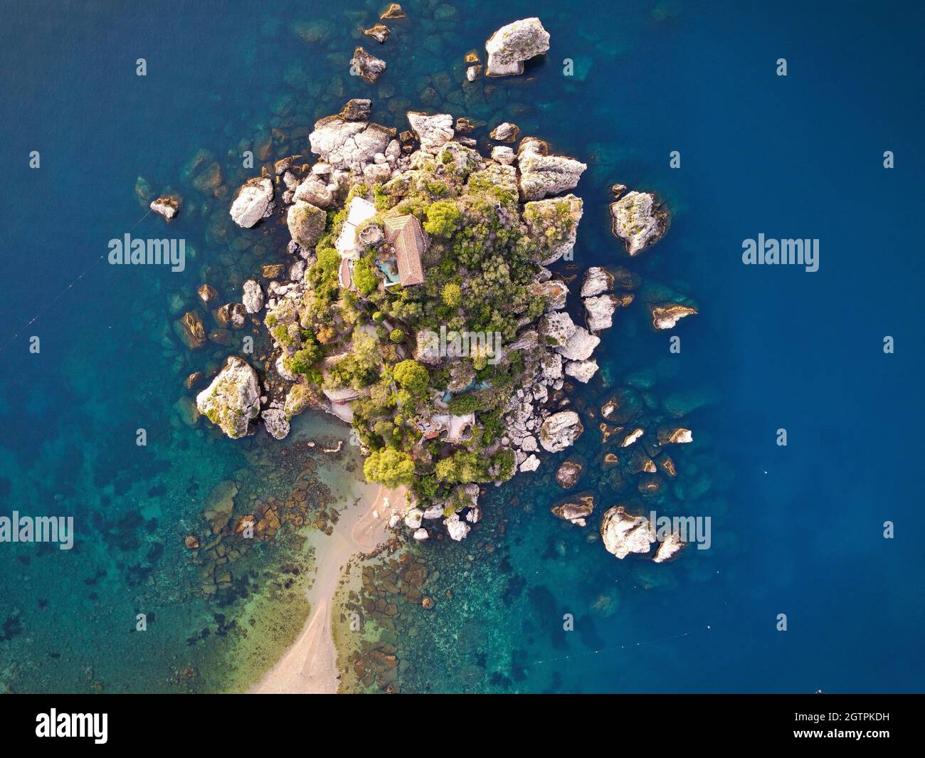 Isola Bella piccola isola vicino Taormina, Sicilia, Italia meridionale. Uno stretto sentiero collega l'isola Bella alla spiaggia continentale di Taormina circondata dall'azzurro Foto Stock