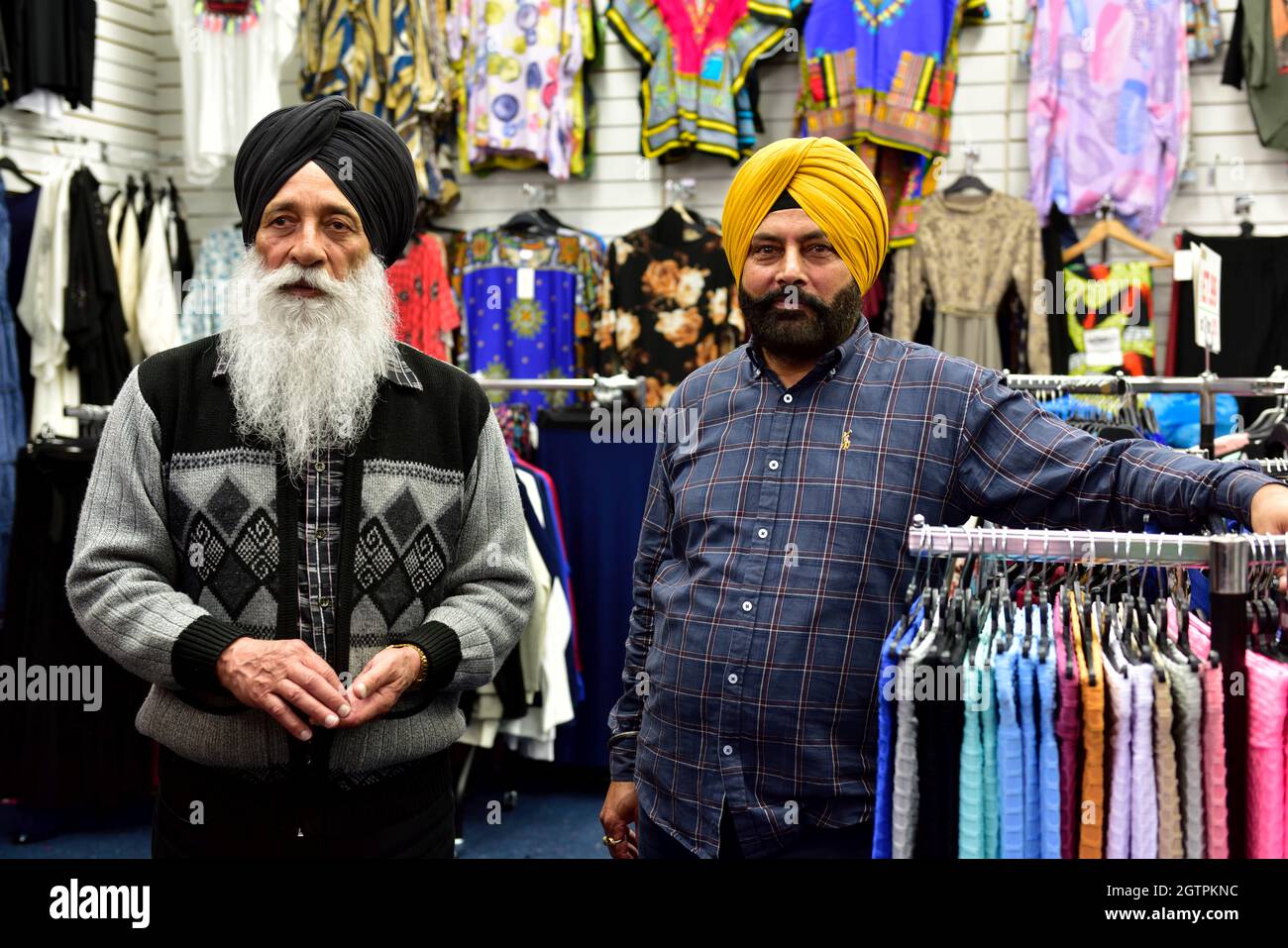 Ritratto di due uomini Sikh che lavorano nel Birmingham Bullring Rag Market, Regno Unito Foto Stock