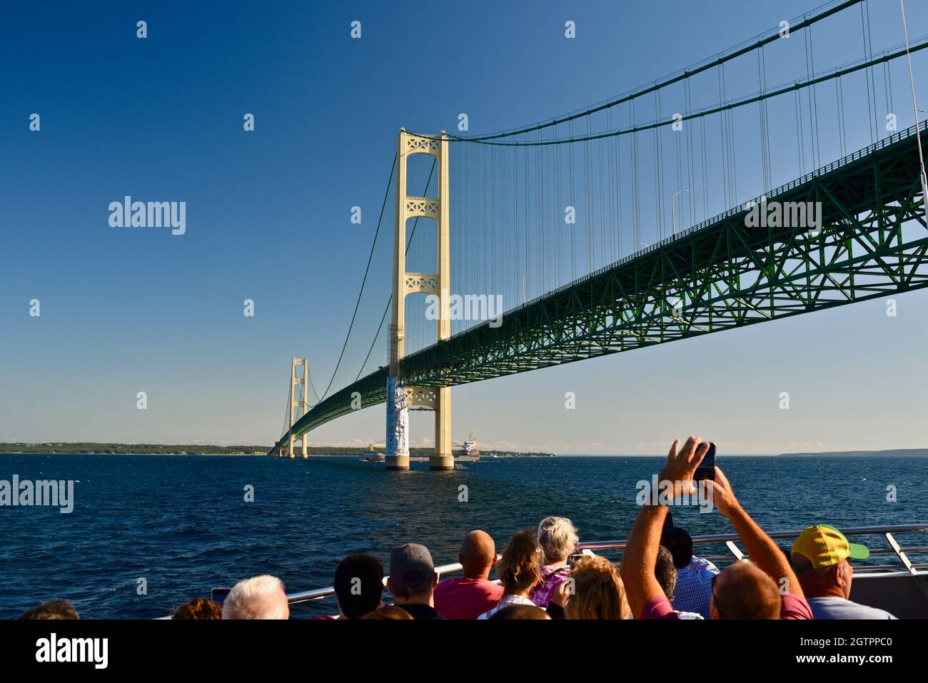 Il Mackinac Bridge, uno dei ponti più lunghi del mondo sullo stretto di Mackinac, che collega la penisola superiore e inferiore, Mackinaw City, MI, USA Foto Stock