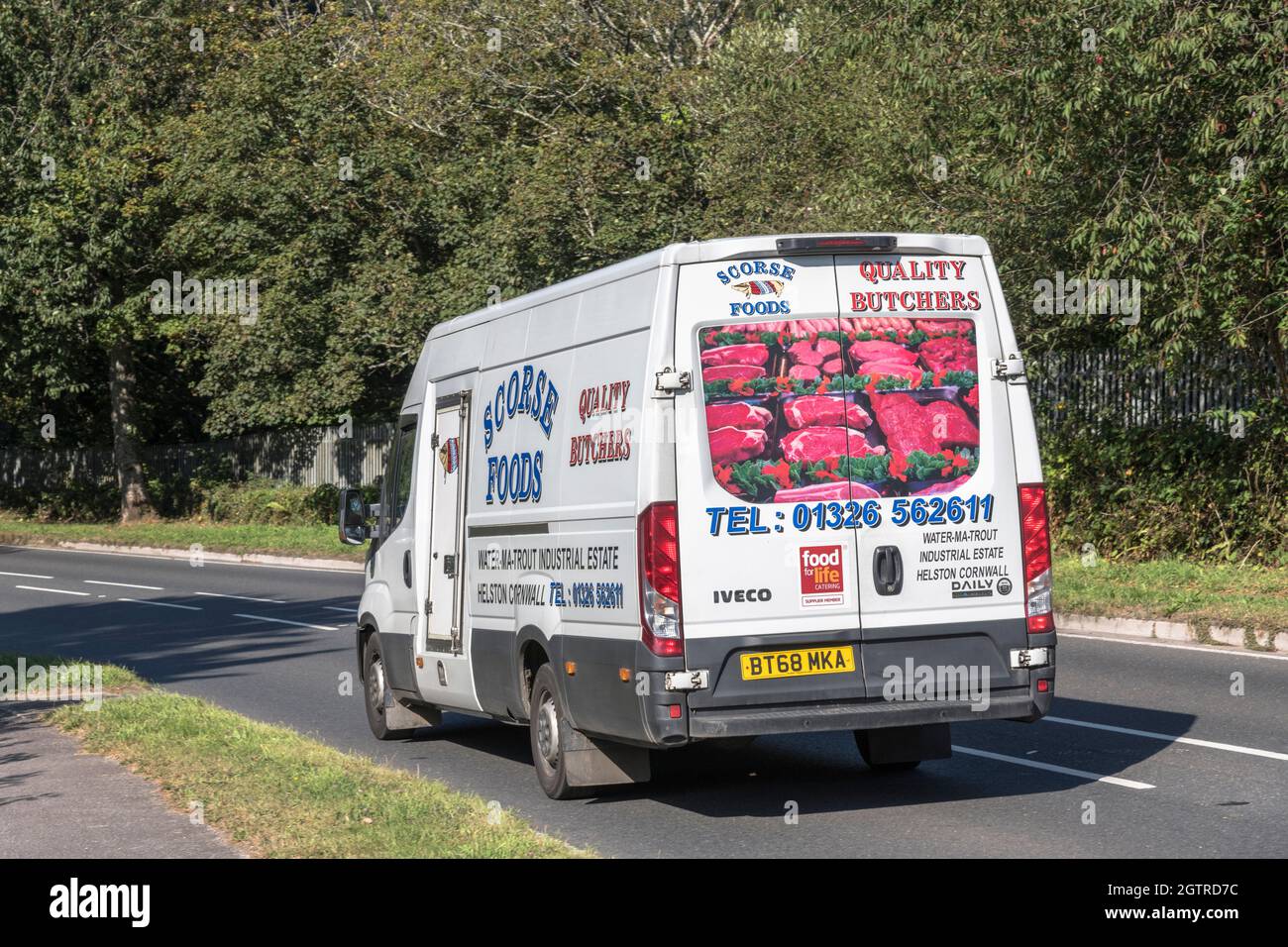 Scorce macellaio locale IVECO consegna furgone in discesa su strada di campagna. Per la mancanza di autista nel Regno Unito, consegna di cibo durante il trasporto di Covid, Regno Unito. Foto Stock