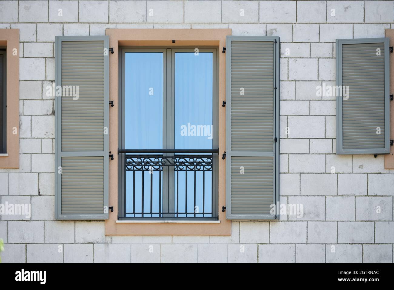 Persiane finestre in plastica grigia su un edificio residenziale Foto Stock