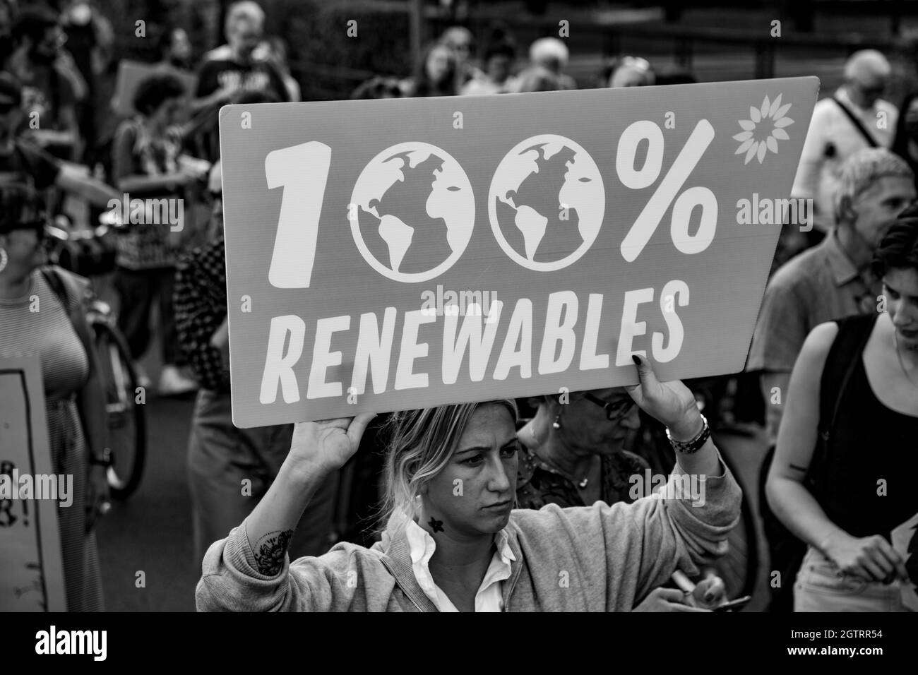 Schild: ' 100% Erneuerbare '. Bis zu 6.000 Menschen versammelten sich am 2. Oktober 2021 bei einem venerdì per il futuro Schulstreik a Mailand, Italien, um anlässlich des Yoth COP 26 und Pre COP ein deutliches Zeichen für Klimaschutz & Umweltschutz, die Ehaltung des Pariser Abkommens und das 1, 5 Grad Ziel und um Druck auf die Politik auszuüben. * segno: " 100% energie rinnovabili ". Il 2 ottobre 2021 in occasione del COP giovani e del Pre COP 26 6000 persone si sono unite un venerdì per il futuro sciopero scolastico a Milano. Hanno protestato per mostrare un messaggio chiaro per il clima e la protezione ambientale Foto Stock