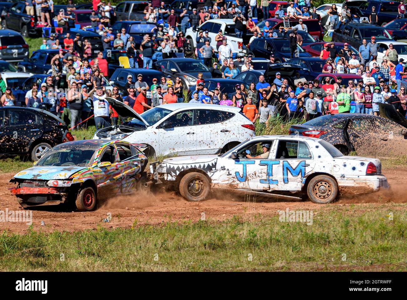 Norton, NB, Canada - 11 settembre 2021: Derby per demolizione dilettante al circuito di Redneck, in Norton NB. Una vettura sbatte sulla ruota posteriore di un'altra Foto Stock