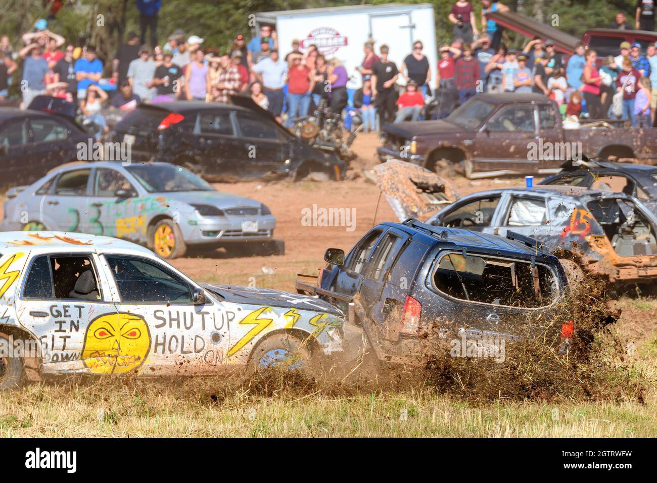Norton, NB, Canada - 11 settembre 2021: Derby per demolizione dilettante al circuito di Redneck, in Norton NB. Erba e sporcizia volano come una macchina distrugga un'altra. Foto Stock