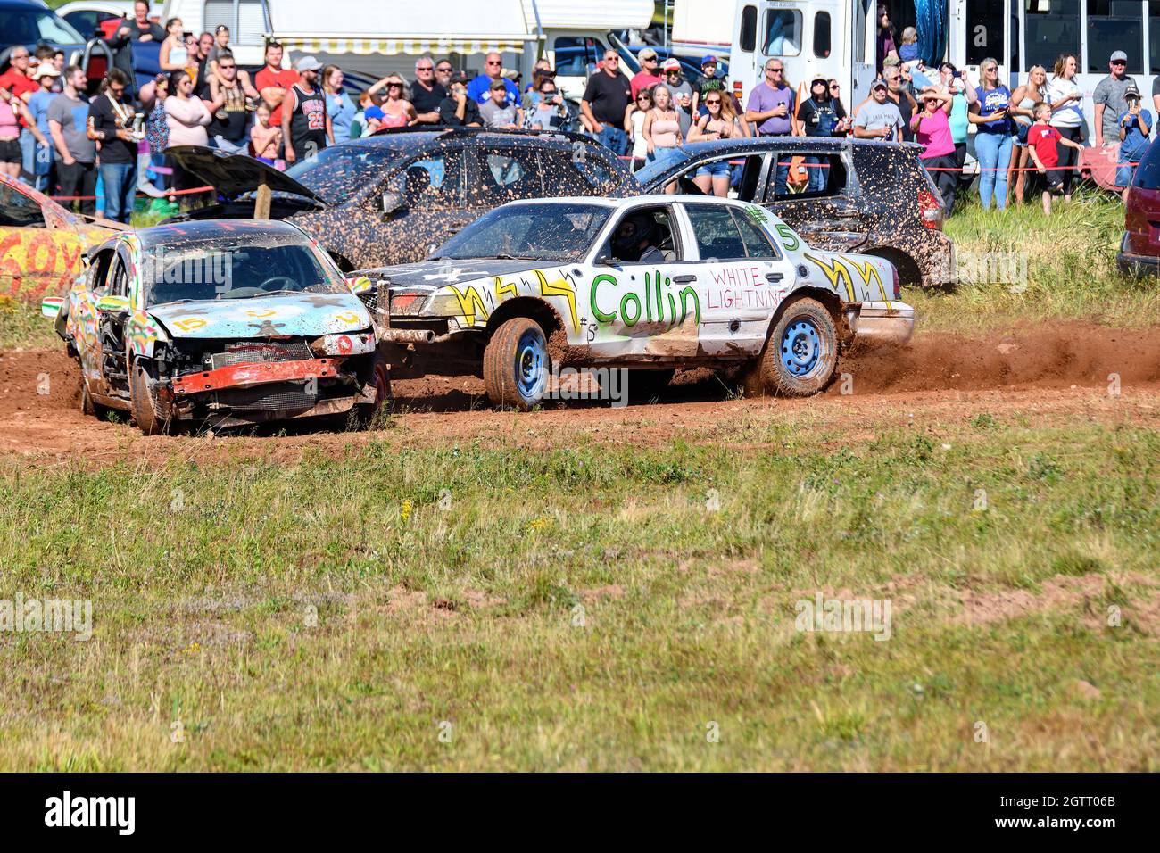 Norton, NB, Canada - 11 settembre 2021: Derby per demolizione dilettante al circuito di Redneck, in Norton NB. Un'auto sbatte sul lato di un'altra. Foto Stock