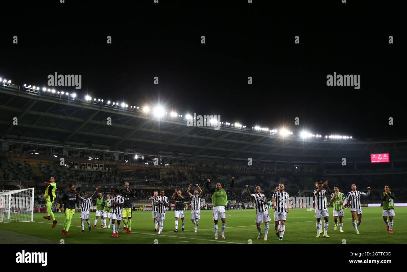 Torino, 2 ottobre 2021. I giocatori della Juventus festeggiano il fischio finale della Serie A allo Stadio Grande Torino, Torino. Il credito d'immagine dovrebbe essere: Jonathan Moscrop / Sportimage Foto Stock