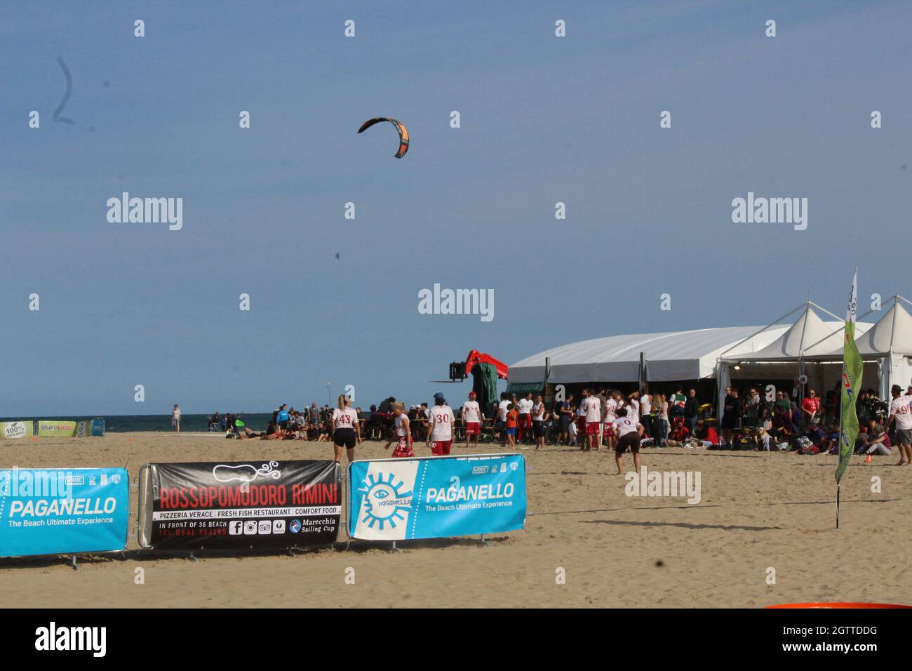 2 Ottobre 2021, Rimini, italia: Rimini (Italia), 02/10/2021 - MUNDIAL/FRISBEE/ITALIA - Campeonato Mundial Paganello 2021, o esporte do frisbee esta senso realizado pela primeira vez no Outono, em Rimini, no norte da Italia, neste sabado 2, de outubro de 2021. O evento ocorre ate domingo (3), na praia de Marina Centro. O Campeonato Mundial de Paganello, o Beach Ultimate World Cup, ou o esporte do frisbee, jogado na areia, que volta a Rimini. (Foto: Josi Donelli/TheNews2/Zumapress) (Credit Image: © Josi Donelli/TheNEWS2 via ZUMA Press Wire) Foto Stock