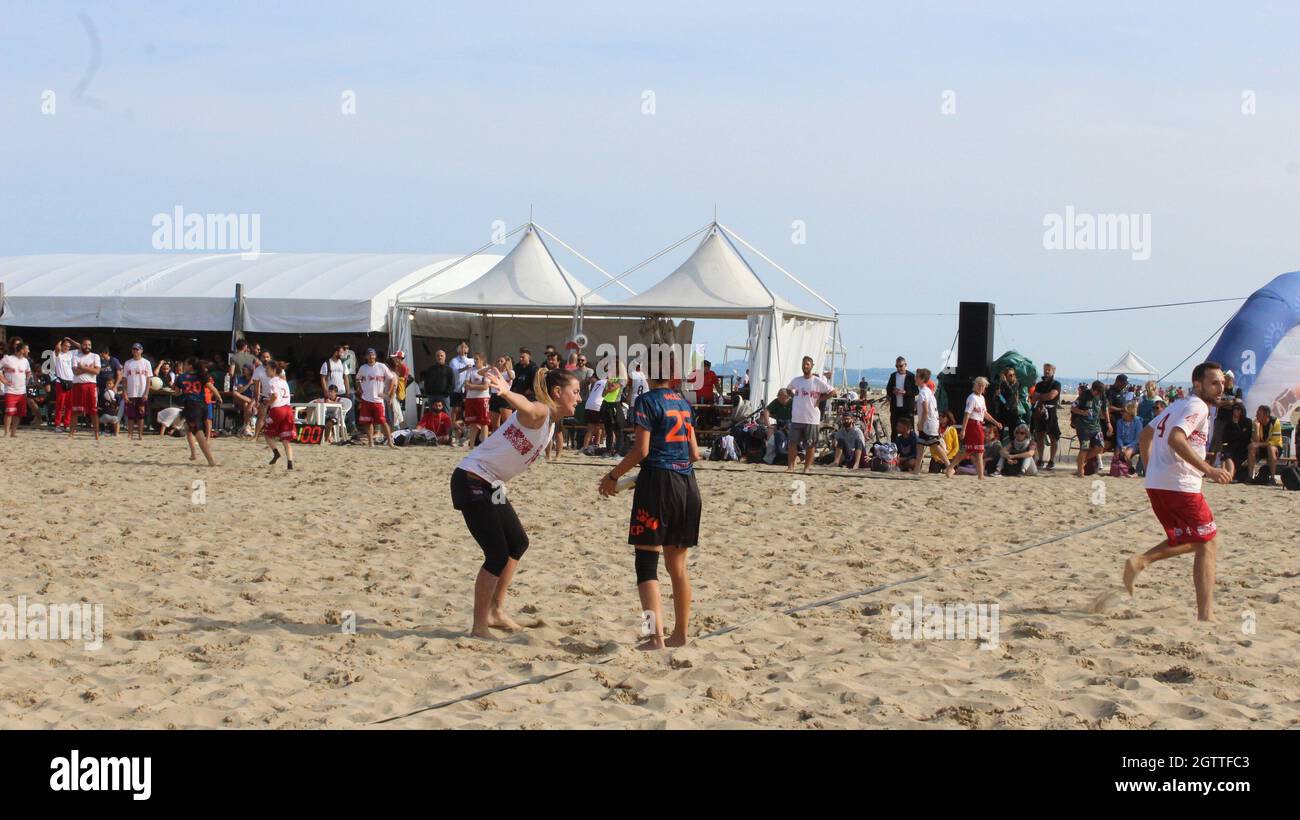 2 Ottobre 2021, Rimini, italia: Rimini (Italia), 02/10/2021 - MUNDIAL/FRISBEE/ITALIA - Campeonato Mundial Paganello 2021, o esporte do frisbee esta senso realizado pela primeira vez no Outono, em Rimini, no norte da Italia, neste sabado 2, de outubro de 2021. O evento ocorre ate domingo (3), na praia de Marina Centro. O Campeonato Mundial de Paganello, o Beach Ultimate World Cup, ou o esporte do frisbee, jogado na areia, que volta a Rimini. (Foto: Josi Donelli/TheNews2/Zumapress) (Credit Image: © Josi Donelli/TheNEWS2 via ZUMA Press Wire) Foto Stock