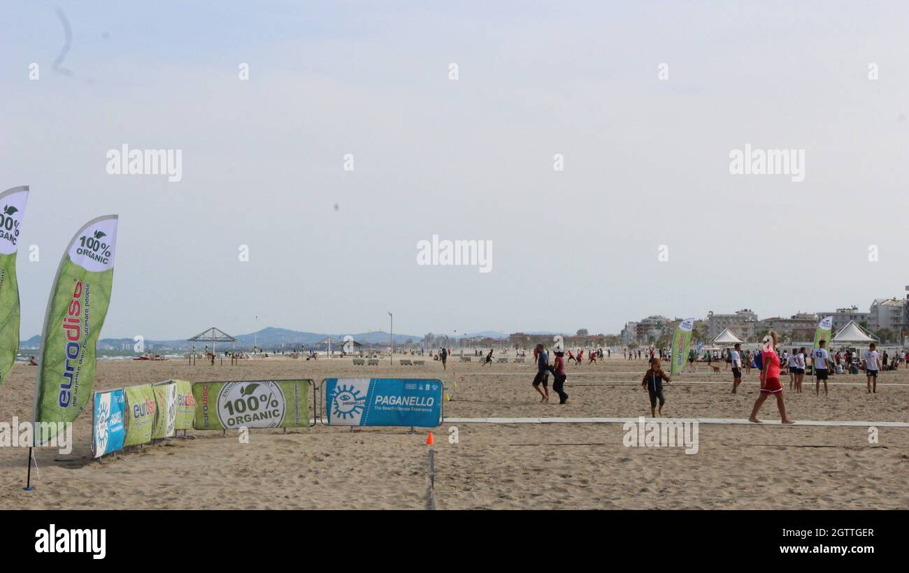 2 Ottobre 2021, Rimini, italia: Rimini (Italia), 02/10/2021 - MUNDIAL/FRISBEE/ITALIA - Campeonato Mundial Paganello 2021, o esporte do frisbee esta senso realizado pela primeira vez no Outono, em Rimini, no norte da Italia, neste sabado 2, de outubro de 2021. O evento ocorre ate domingo (3), na praia de Marina Centro. O Campeonato Mundial de Paganello, o Beach Ultimate World Cup, ou o esporte do frisbee, jogado na areia, que volta a Rimini. (Foto: Josi Donelli/TheNews2/Zumapress) (Credit Image: © Josi Donelli/TheNEWS2 via ZUMA Press Wire) Foto Stock