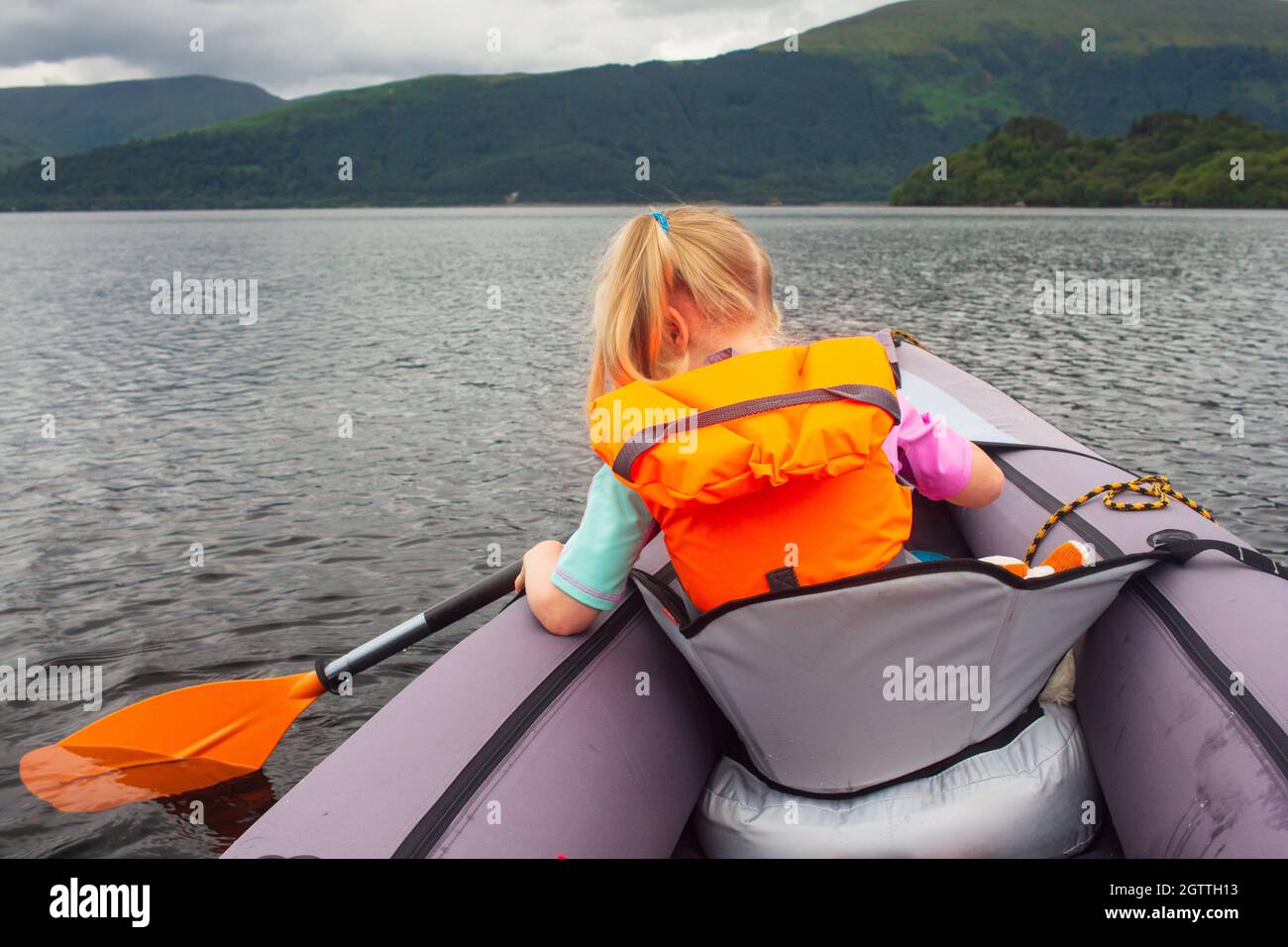 Giovane ragazza Kayaking Foto Stock