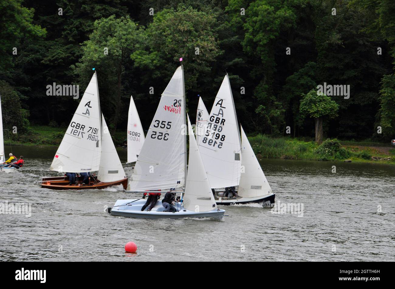 Barche a vela che corrono su un lago interno nel Wiltshire.UK Foto Stock