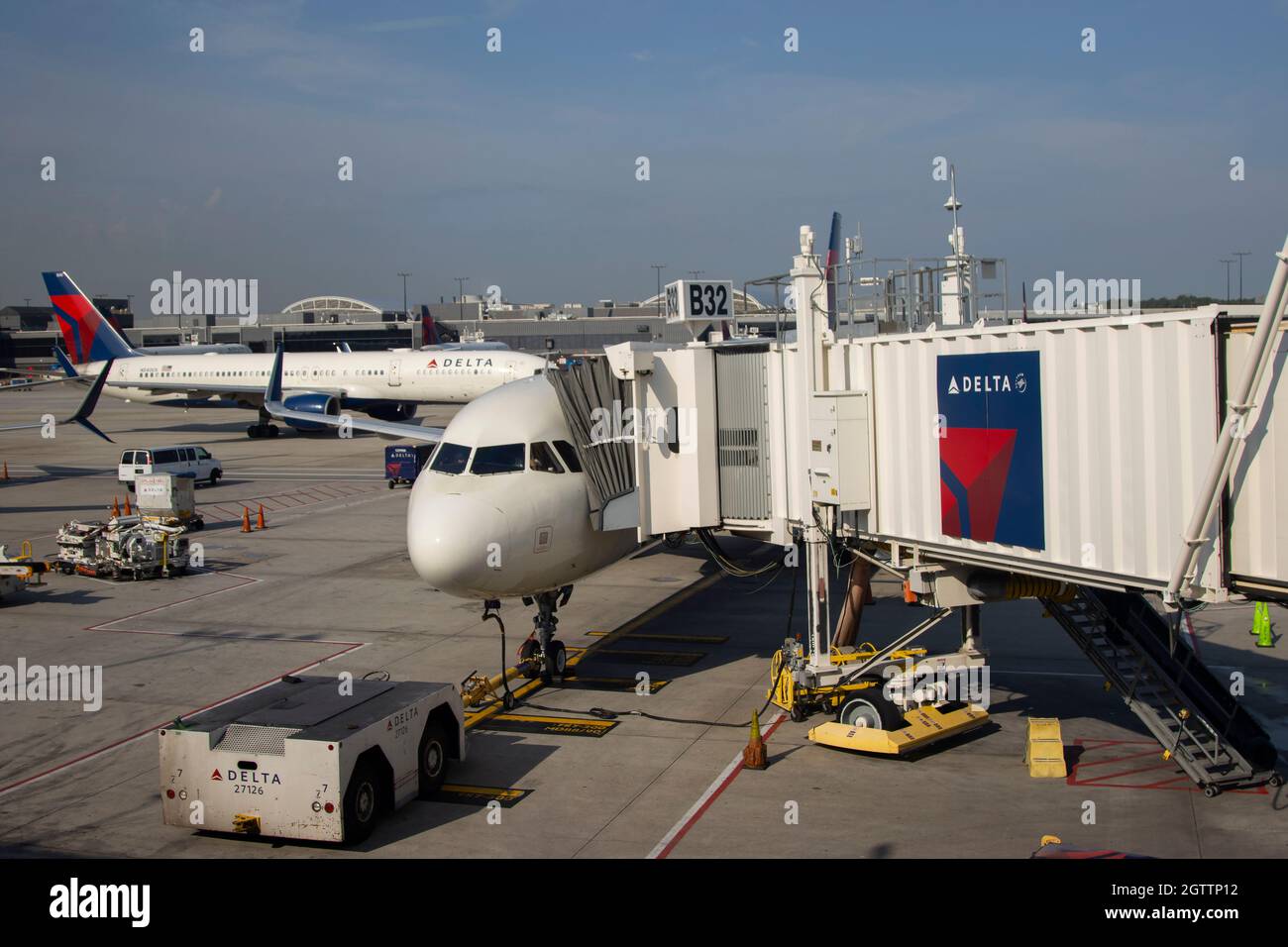 14 settembre 2021 - Un jet commerciale Delta Airlines all'aeroporto internazionale Hartsfield-Jackson di Atlanta. Foto Stock