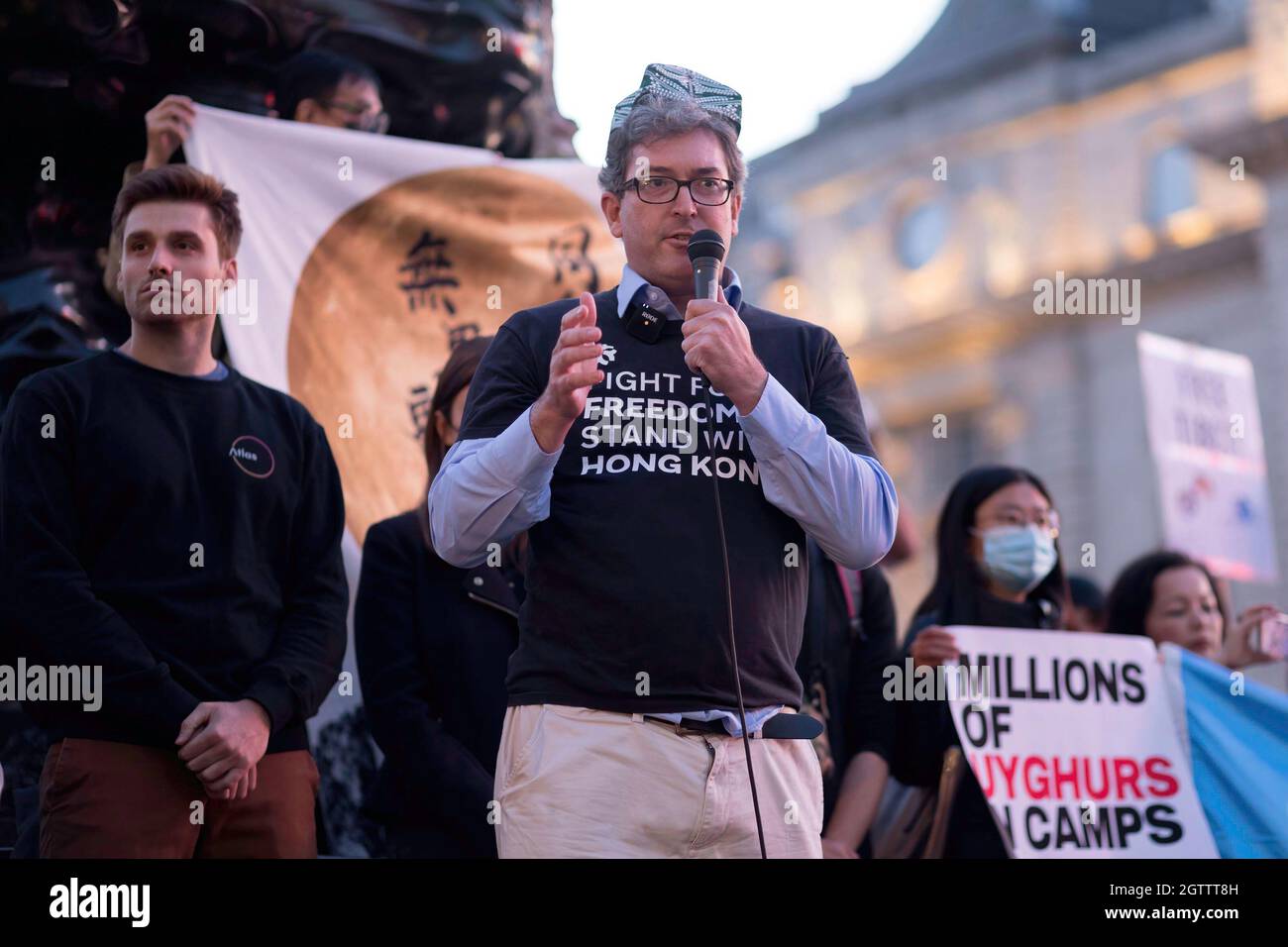 Londra, Regno Unito. 01 ottobre 2021. Benedetto Rogers, CEO di Hong Kong Watch, ha tenuto un discorso durante la manifestazione. Il 1° ottobre, varie diaspore anti-Cina a Londra si sono riunite in solidarietà contro il Partito comunista cinese. Tenuto congiuntamente da Hong Kong Liberty, World Uyghur Congress, Free Tibet e altri, a Piccadilly Circus sono stati tenuti discorsi per condannare le violazioni dei diritti umani da parte del PCC. I manifestanti in seguito marciarono presso l'Ambasciata cinese a Londra, dove venne bruciata la Bandiera Nazionale Cinese. Credit: SOPA Images Limited/Alamy Live News Foto Stock