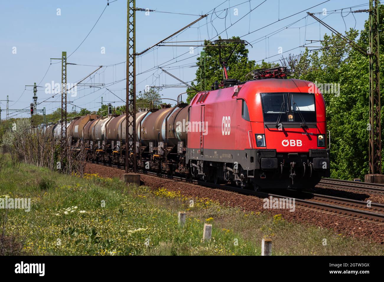 Budapest, Ungheria - 9 maggio 2021: Trasporto ferroviario internazionale. Cargo cargo treno carro alla stazione ferroviaria. Trasporto e spedizione globali. Foto Stock