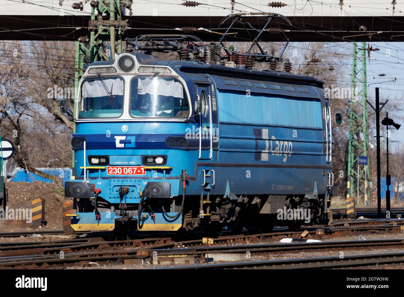 Budapest, Ungheria - 6 marzo 2021: Trasporto ferroviario internazionale. Treno locomotiva alla stazione. Trasporto ferroviario globale e spedizione. Foto Stock