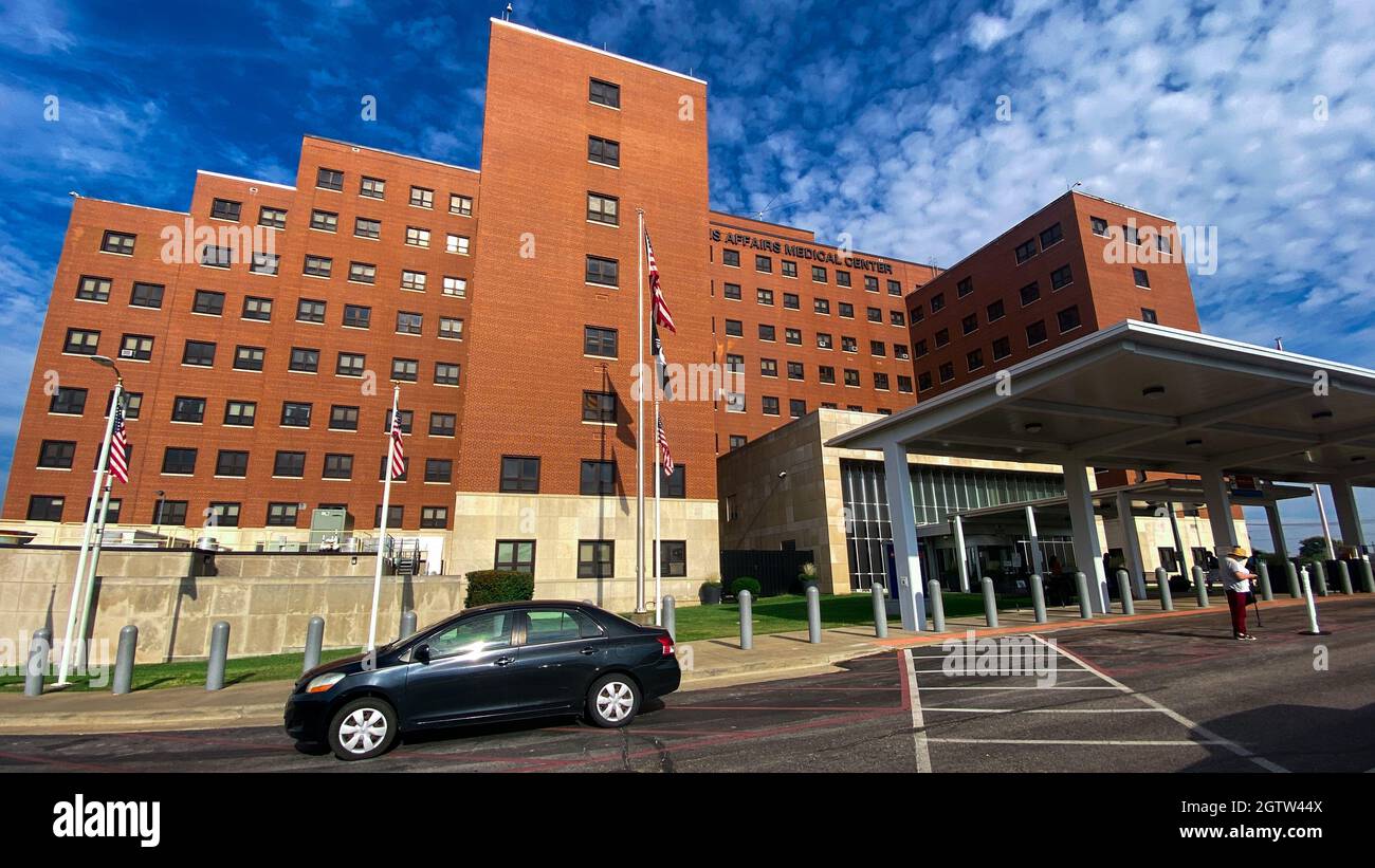 Saint Louis, MO—30 settembre 2021; auto parcheggiata di fronte all'ingresso del St. Louis Department of Veterans Affairs Medical Center John Cochran Division hospit Foto Stock