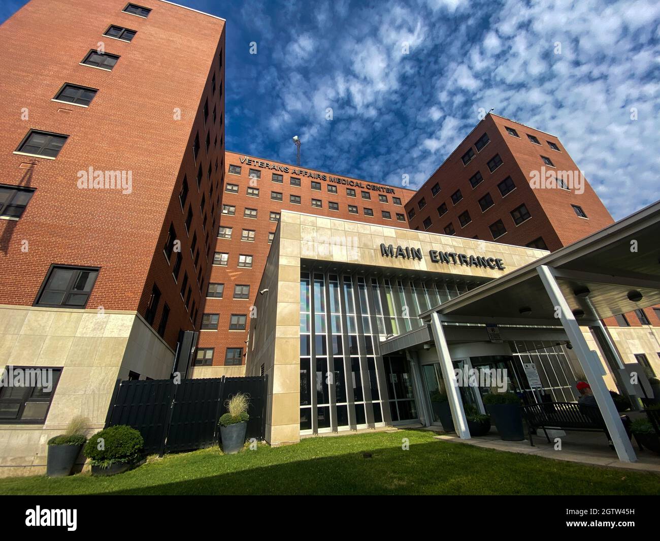 Saint Louis, MO—30 settembre 2021; ingresso coperto al St. Louis Department of Veterans Affairs Medical Center John Cochran Division Hospital con mattina Foto Stock