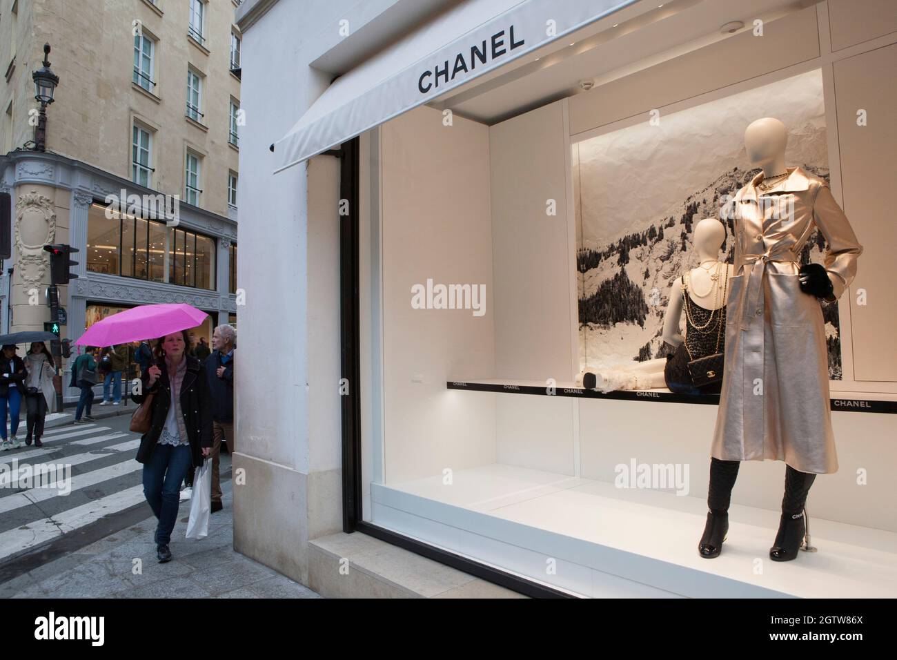 Parigi, Francia, 2 ottobre 2021: La pioggia a Parigi non ferma le persone dallo shopping in Rue St Honore, seduti al di fuori dei caffè, posando con Les Colonnes de Buren al Palais Royal o addirittura scattando le loro foto di matrimonio. Anna Watson/Alamy Live News Foto Stock