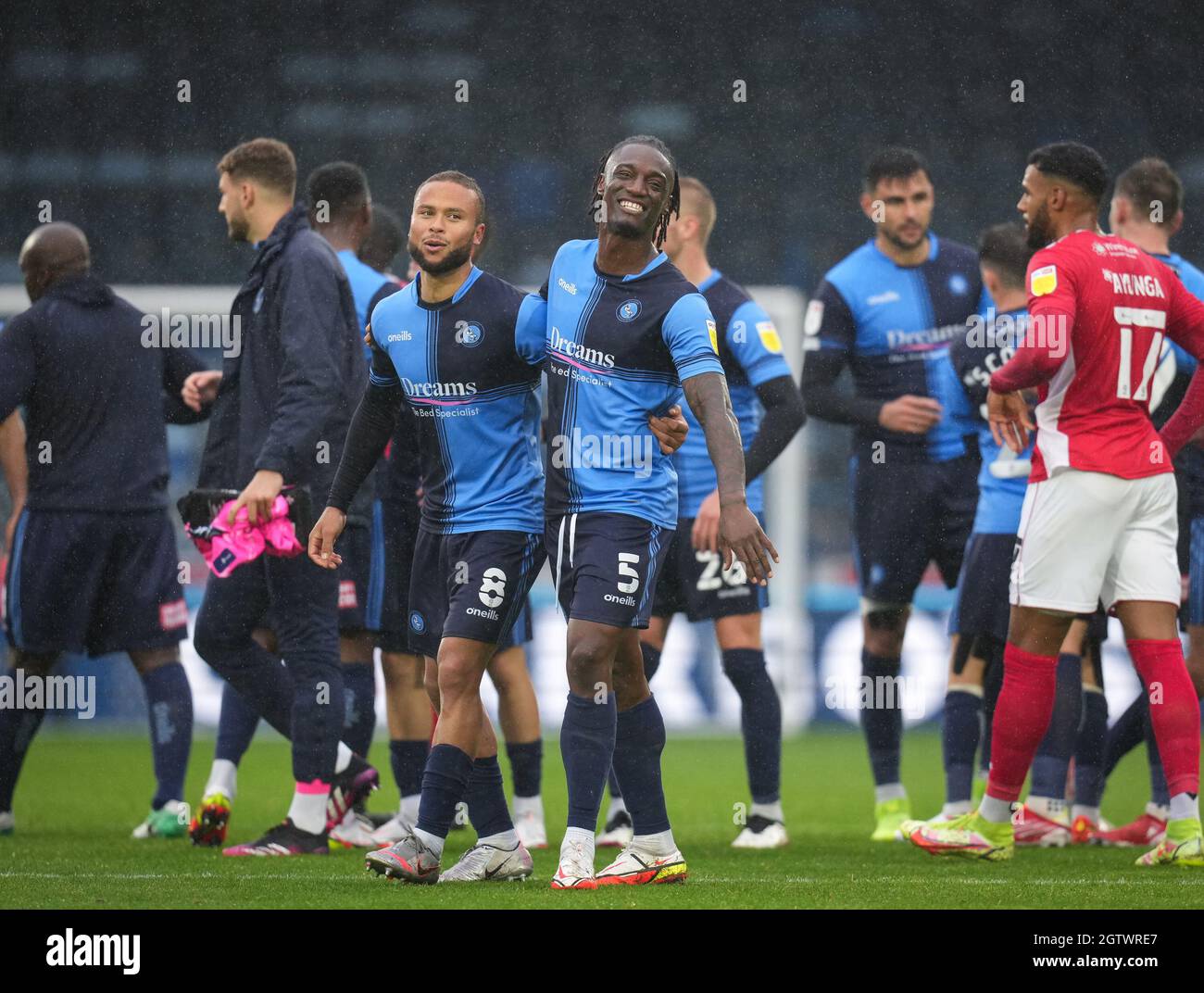 High Wycombe, Regno Unito. 2 ottobre 2021. Anthony Stewart di Wycombe Wanderers & Curtis Thompson di Wycombe Wanderers a tempo pieno durante la partita della Sky Bet League 1 tra Wycombe Wanderers e Morecambe ad Adams Park, High Wycombe, Inghilterra, il 2 ottobre 2021. Foto di Andrew Rowland. Credit: Prime Media Images/Alamy Live News Foto Stock