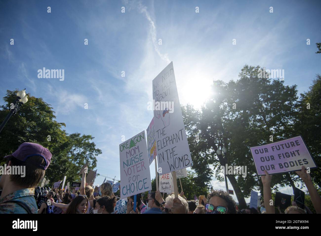 Washington, Stati Uniti. 2 ottobre 2021. Migliaia di partecipanti alla marcia annuale delle donne hanno segni che mostrano il sostegno per l'aborto e i diritti riproduttivi al di fuori della Corte Suprema degli Stati Uniti a Washington, DC, sabato 2 ottobre 2021. Foto di Bonnie Cash/UPI Credit: UPI/Alamy Live News Foto Stock