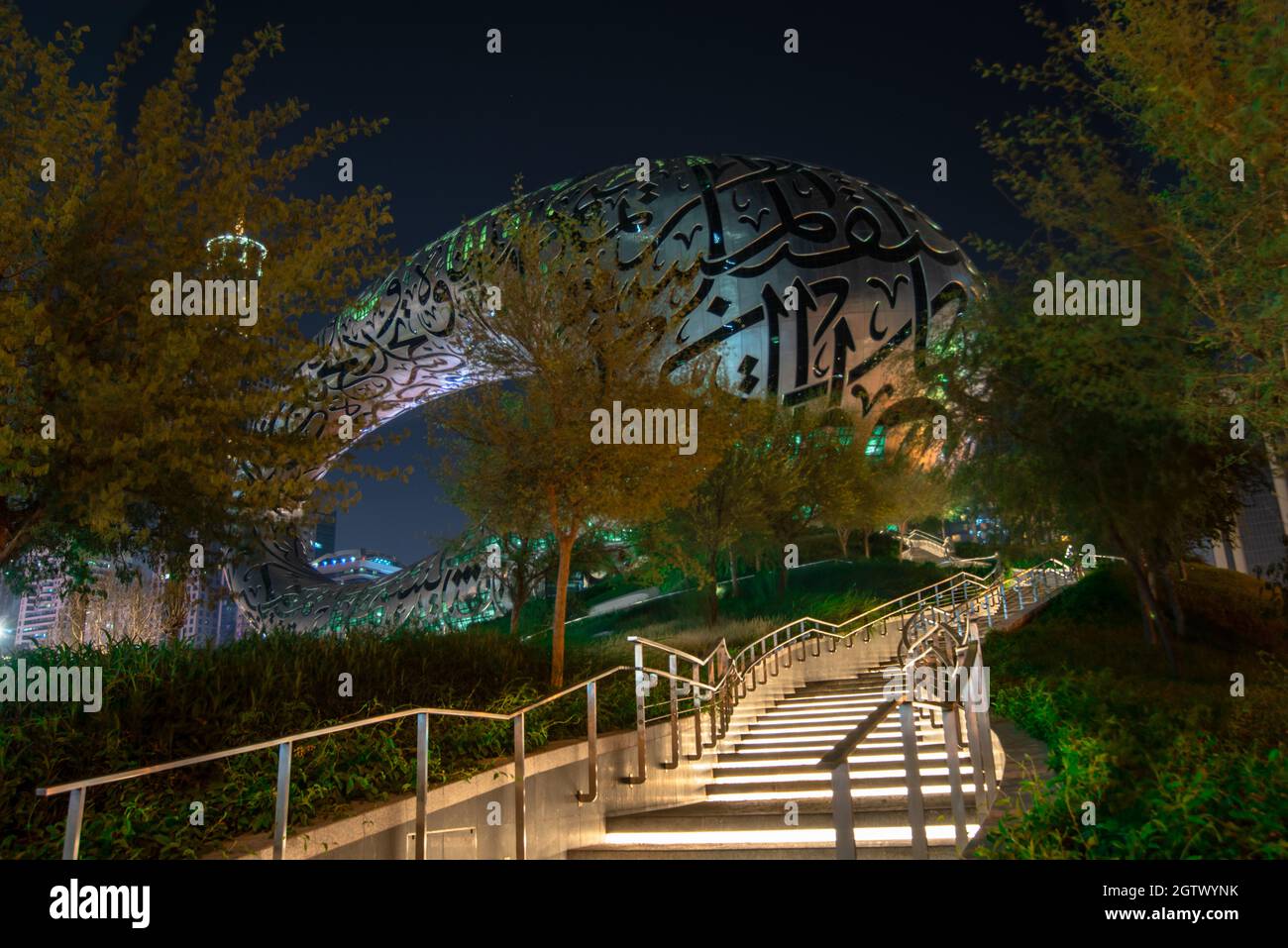 Fotografia architettonica notturna da Dubai, Emirati Arabi Uniti. Il Museo del futuro. Foto Stock