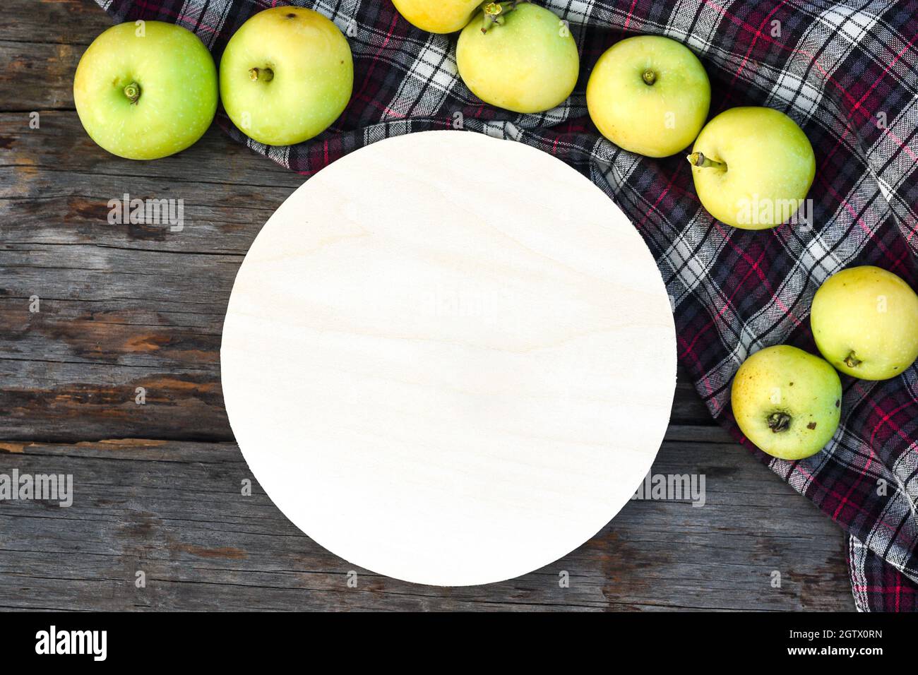 Insegna rotonda in legno e deliziose mele verdi succose Foto Stock