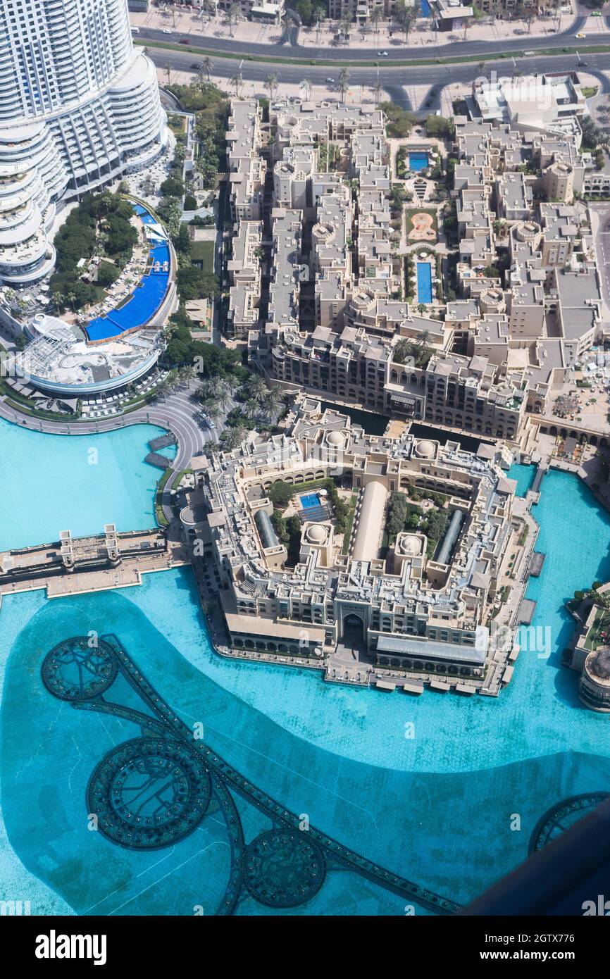 Vista panoramica degli edifici moderni e del resort con piscina visto dal Burj Khalifa a Dubai, UA Foto Stock