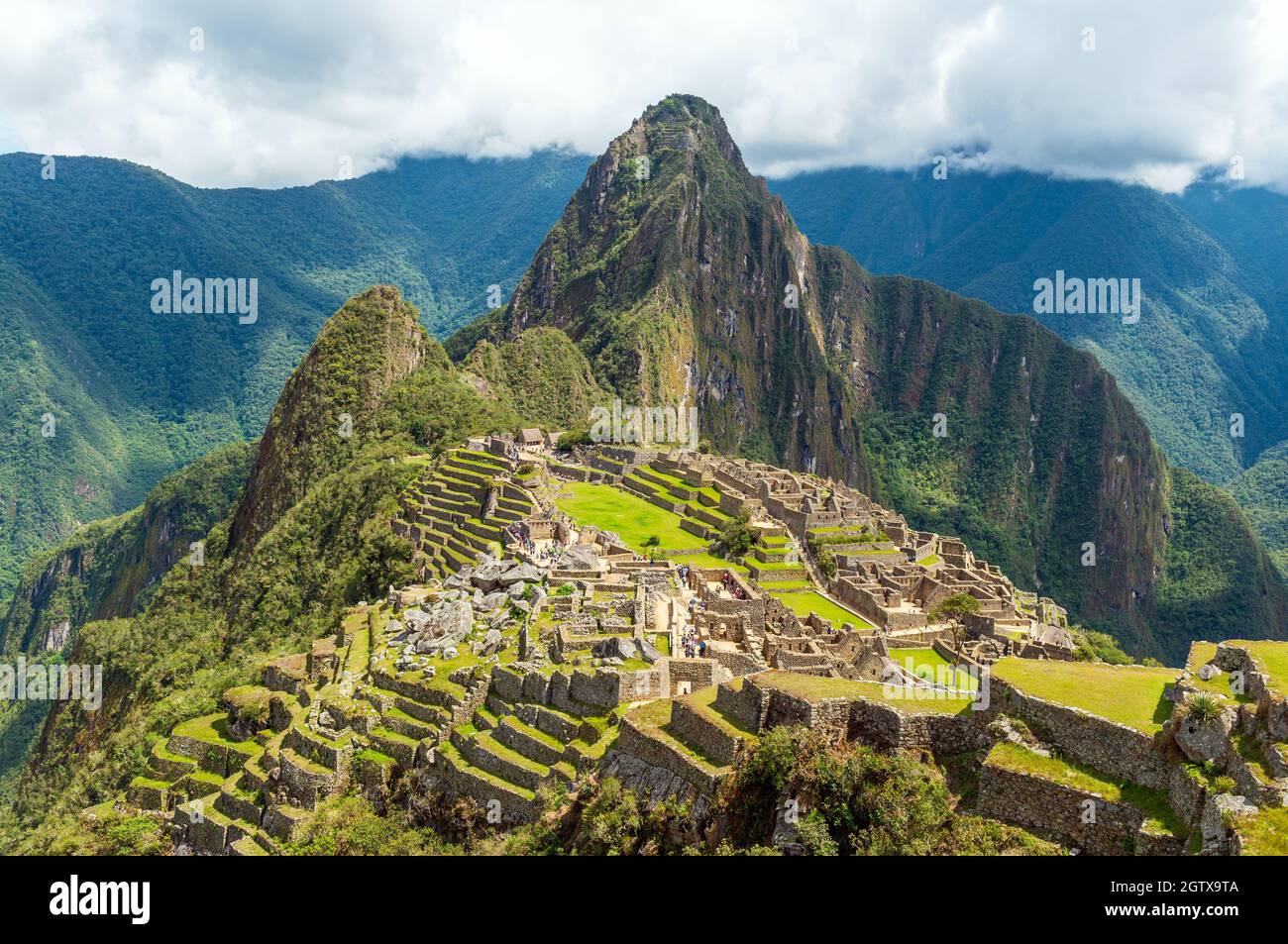 Machu Picchu inca rovine con le nubi drammatiche, Cusco, Perù. Foto Stock