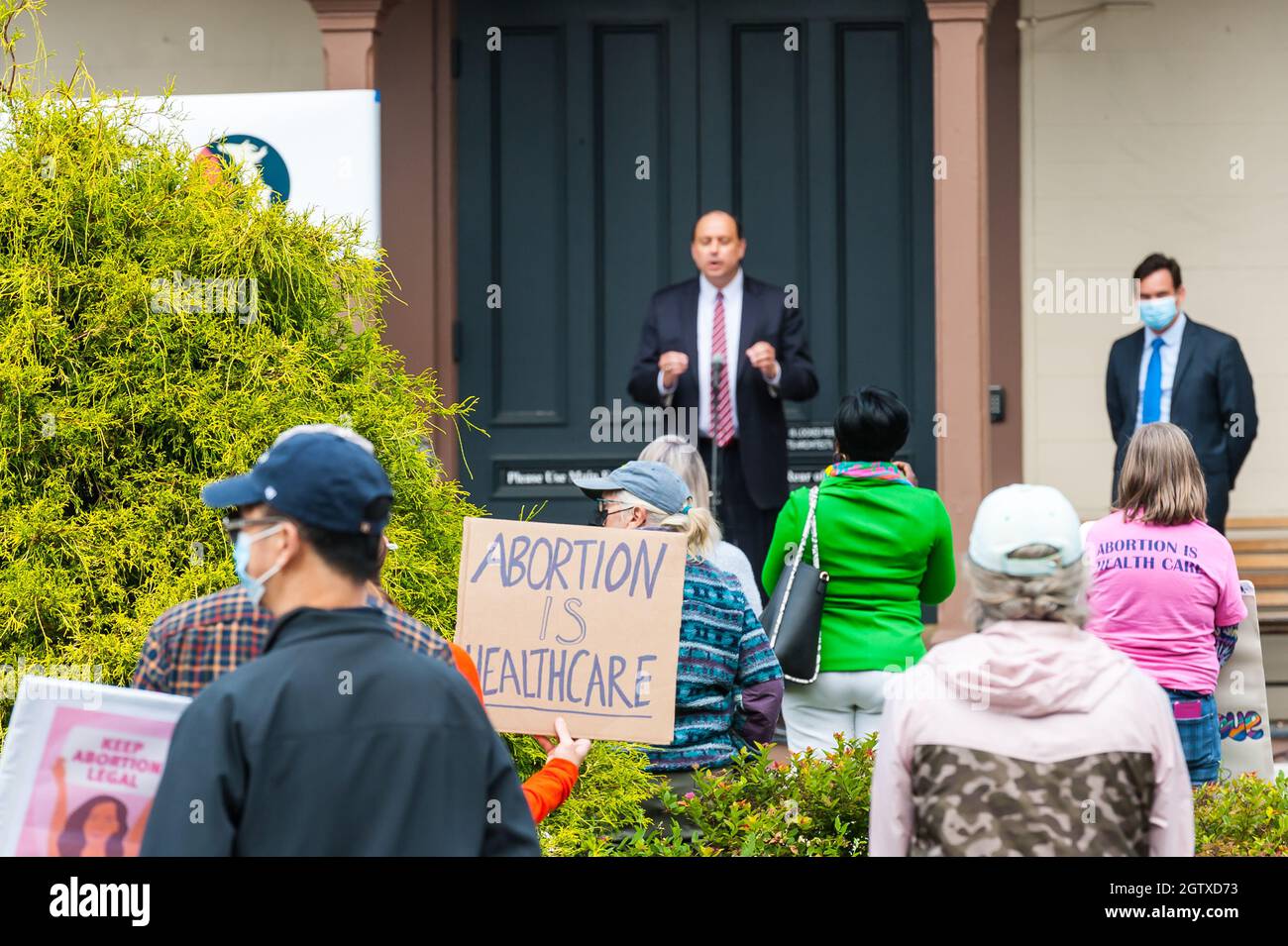 Rally per la giustizia aborto al Municipio. Acton, Massachusetts. 2 ottobre 2021. Foto Stock